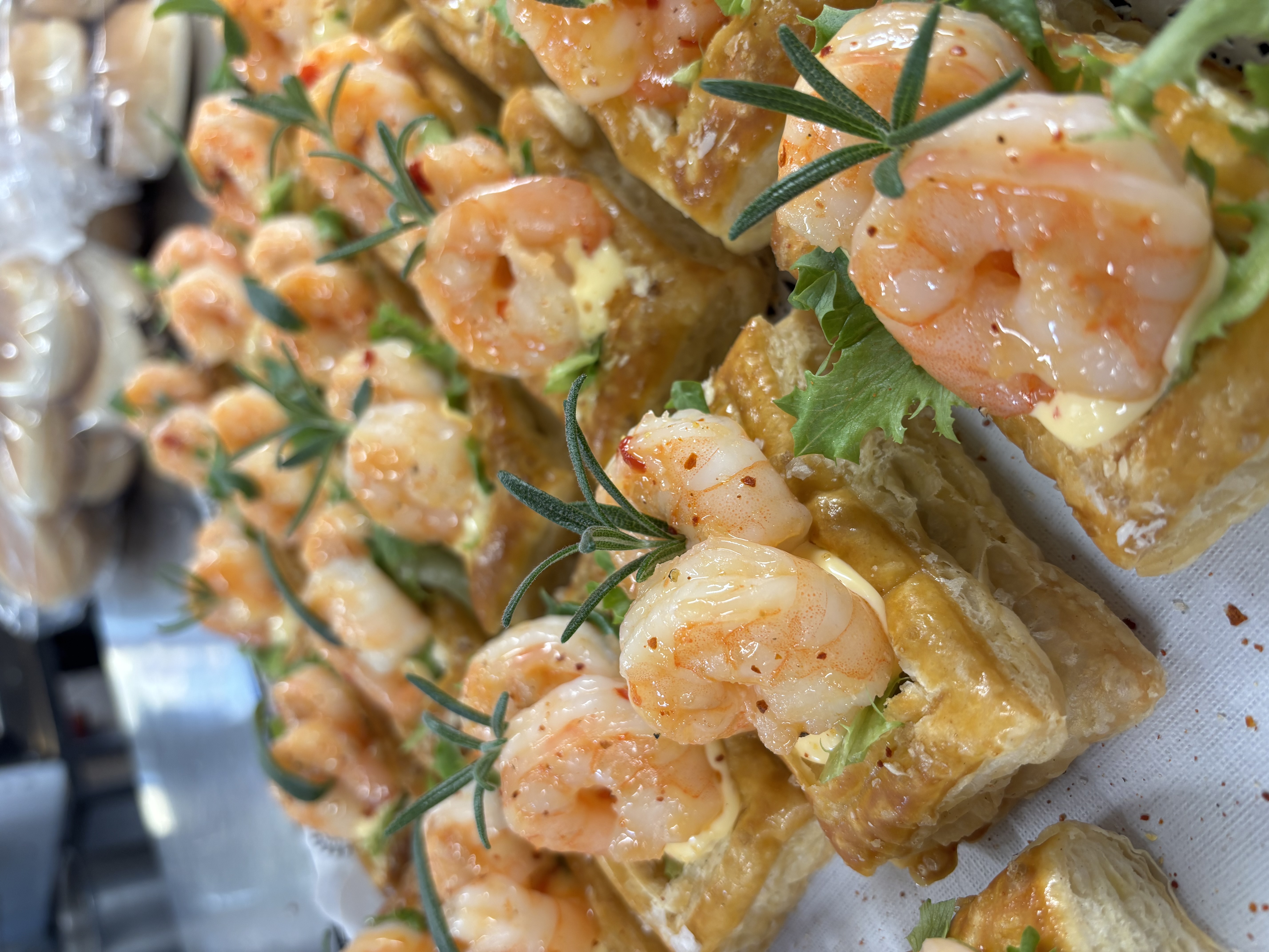 her vises to av tapas rettene, en med scampi og en med reinsdyrtataki