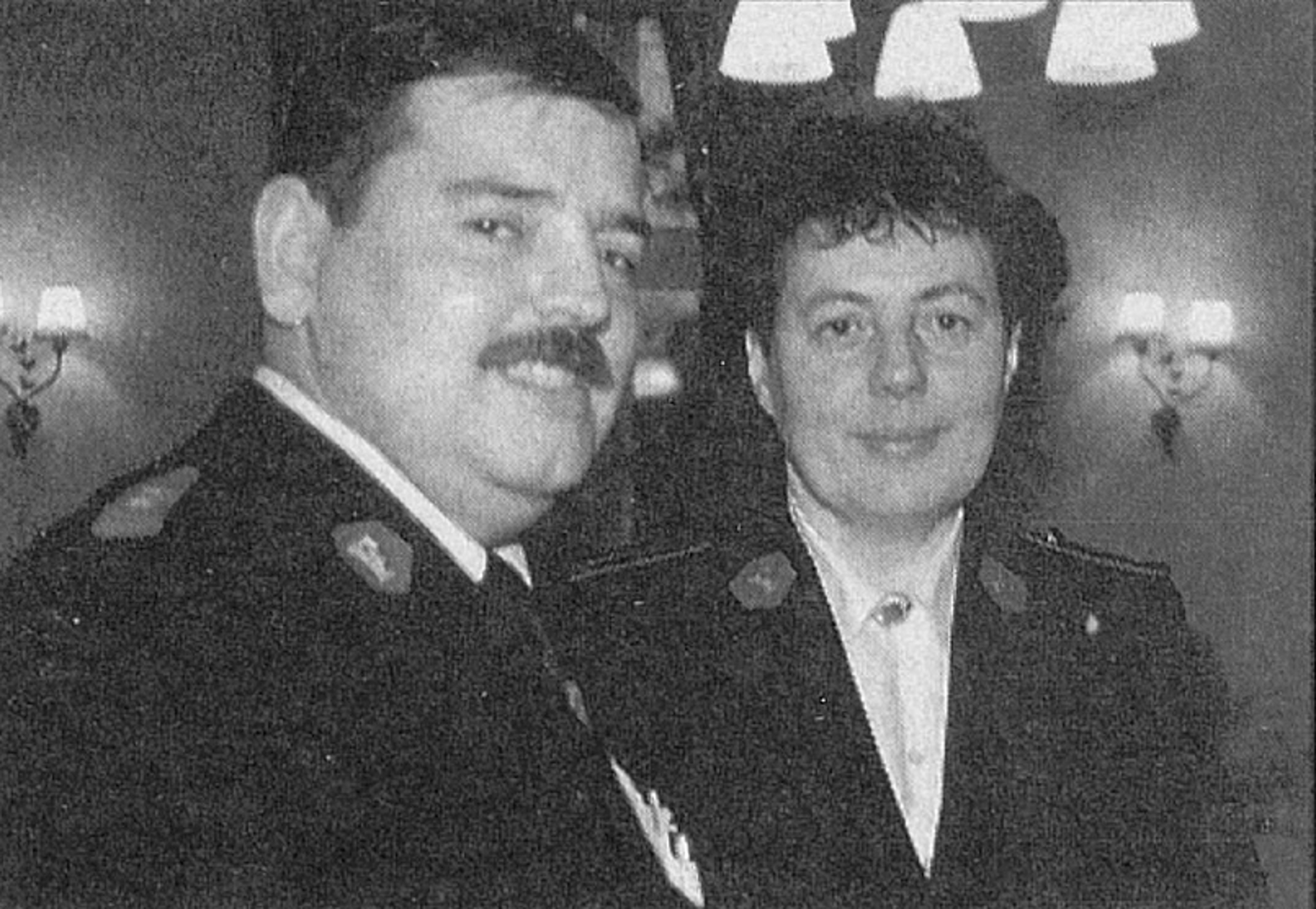Mann med svart hår og bart og kvinne med mørkt hår. De er i 40-årene og har på seg uniformer fra Frelsesarmeen. Fotoet er i svart hvitt.