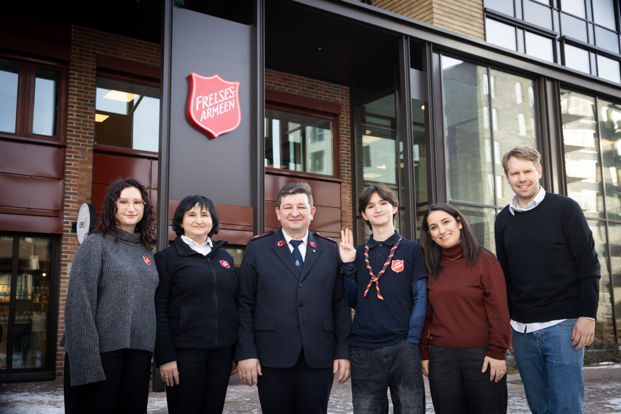 Foto: Tre kvinner og tre menn står utenfor Frelsesarmeens hovedkontor i Oslo.