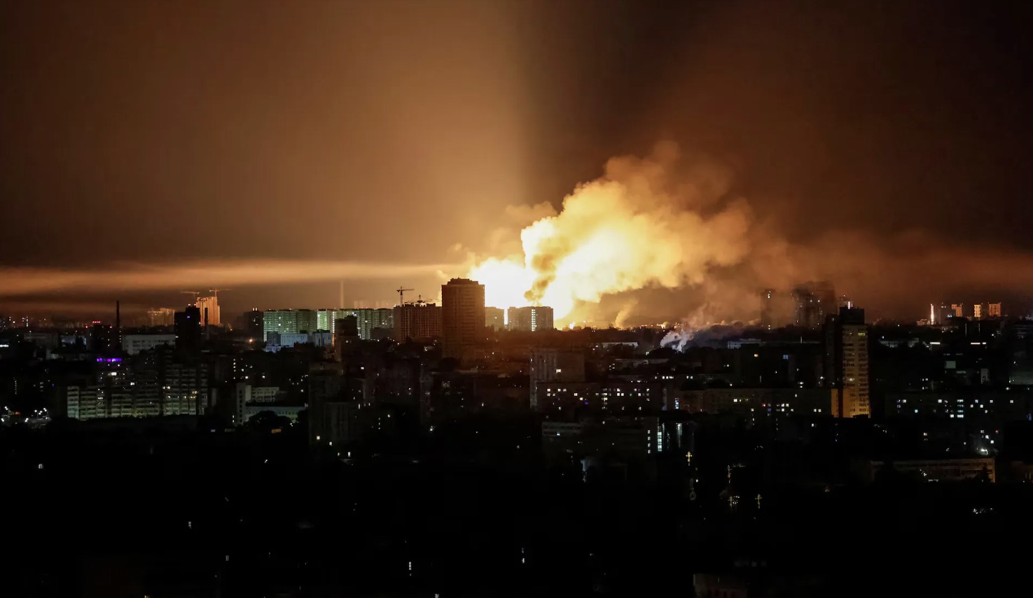 Foto: Mørkelagt storby som lyses opp av en bombe.