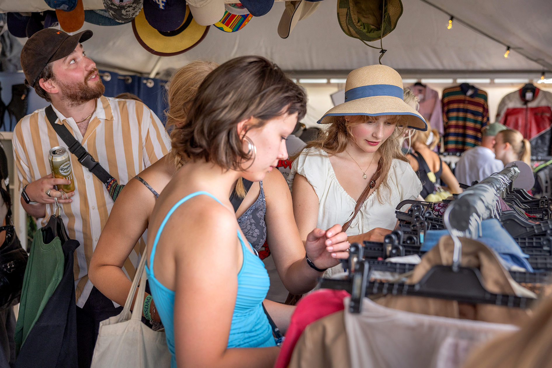 Foto: Folk inni teltet som kikker på brukte klær.