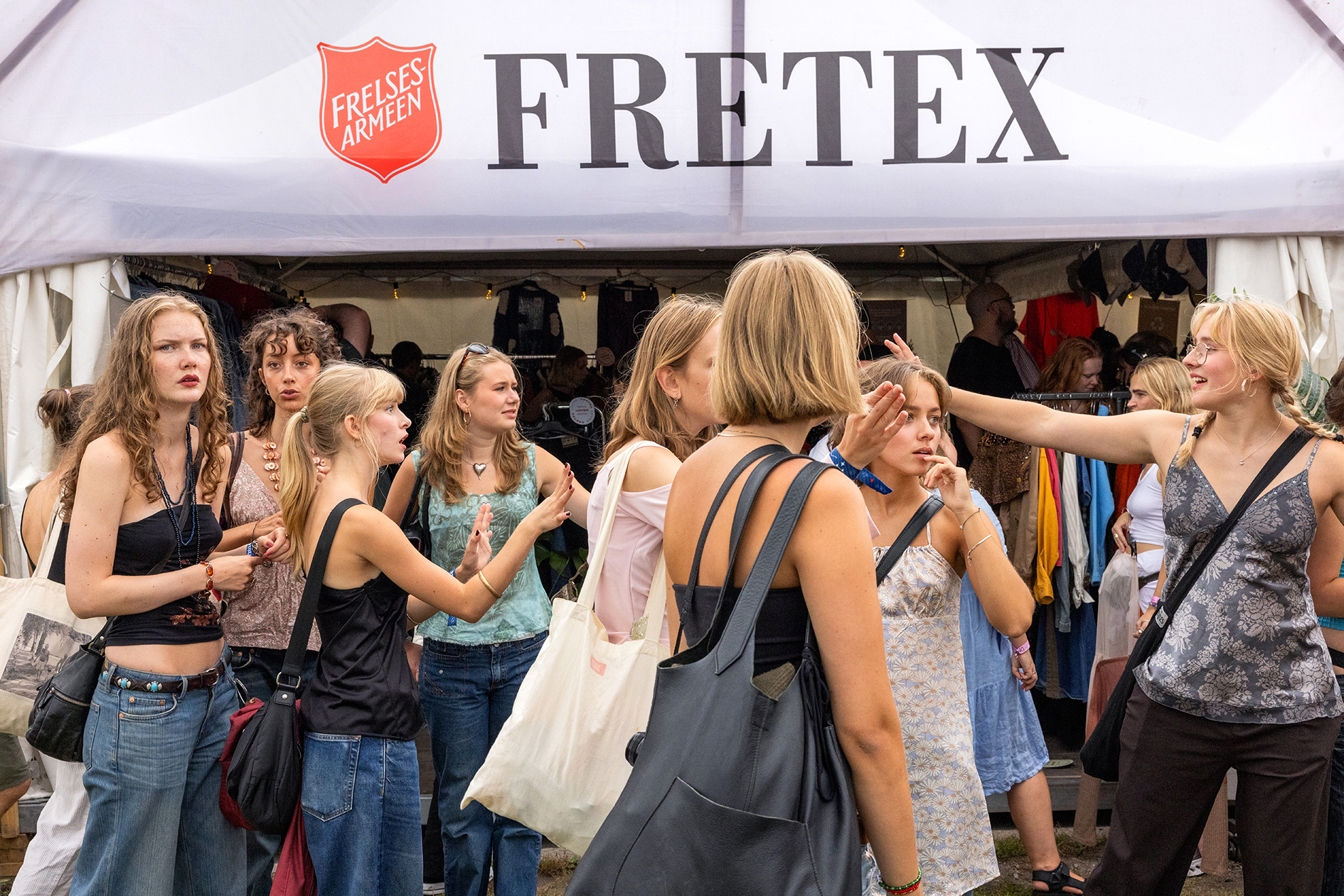 Foto: Tett i tett av mennesker utenfor Fretex-teltet.