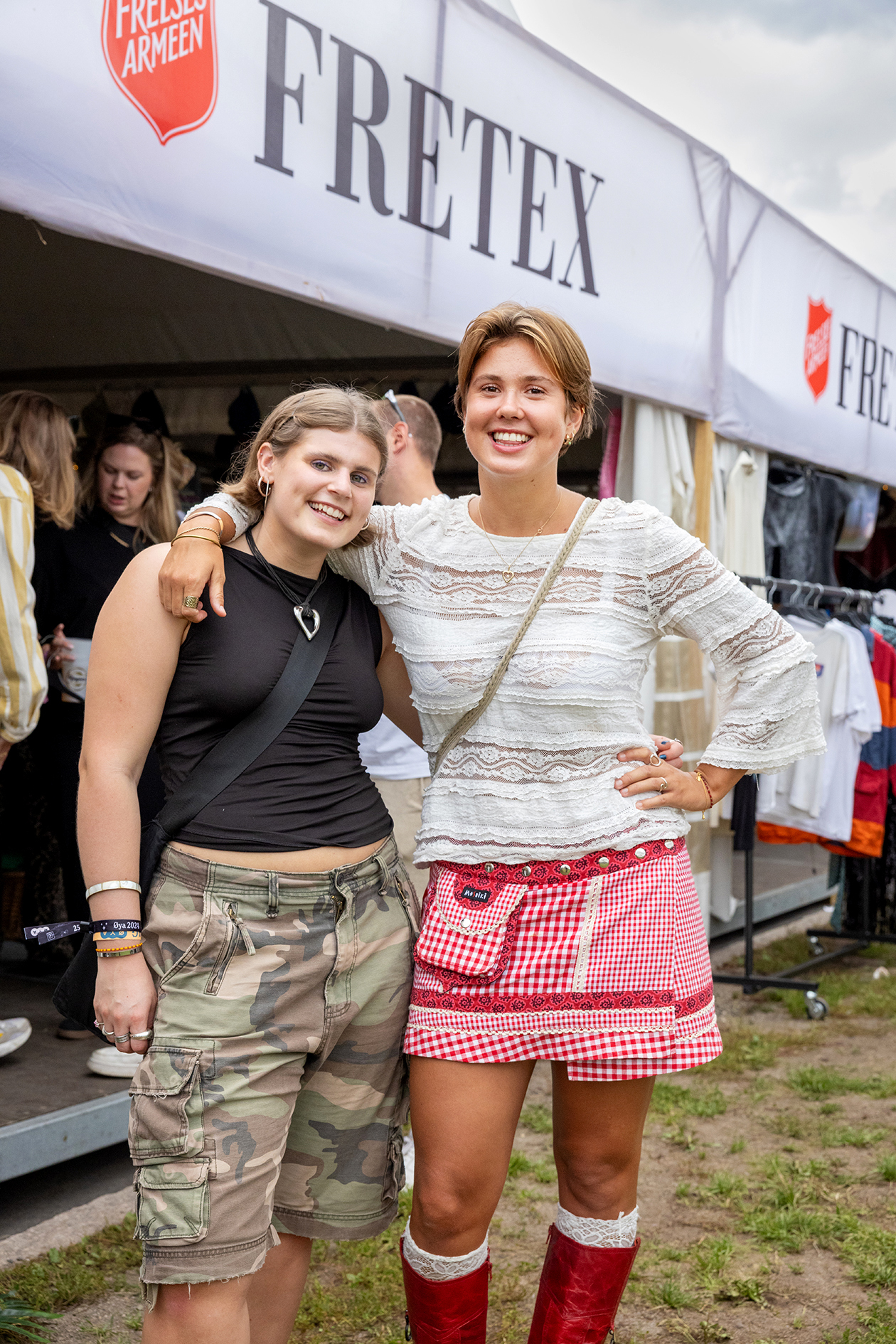 Foto: To unge kvinner i henholdsvis militærshorts og rødrutete miniskjørt med røde boots.