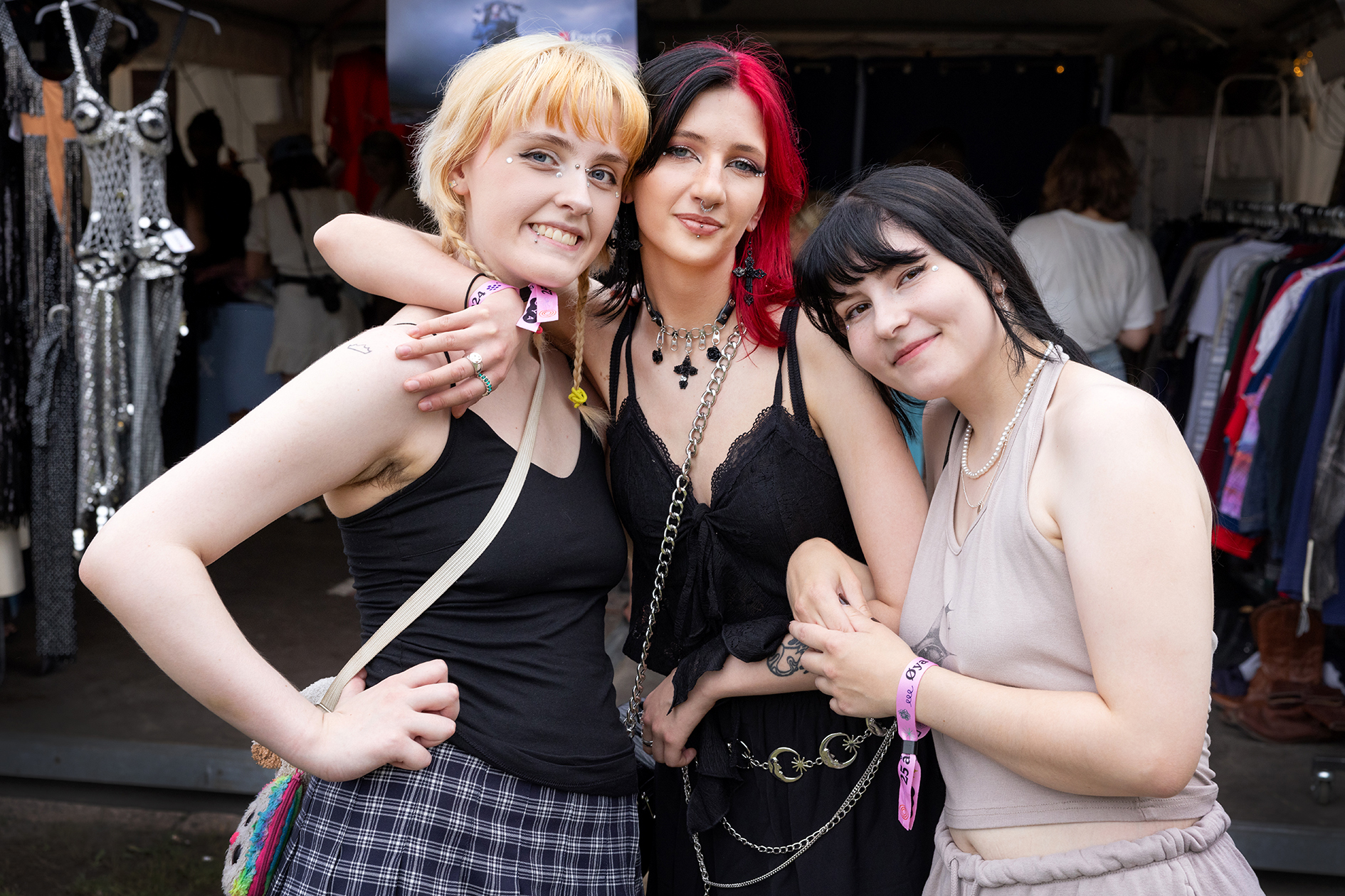 Foto: Tre unge jenter på rad, helt unge i kule klær.