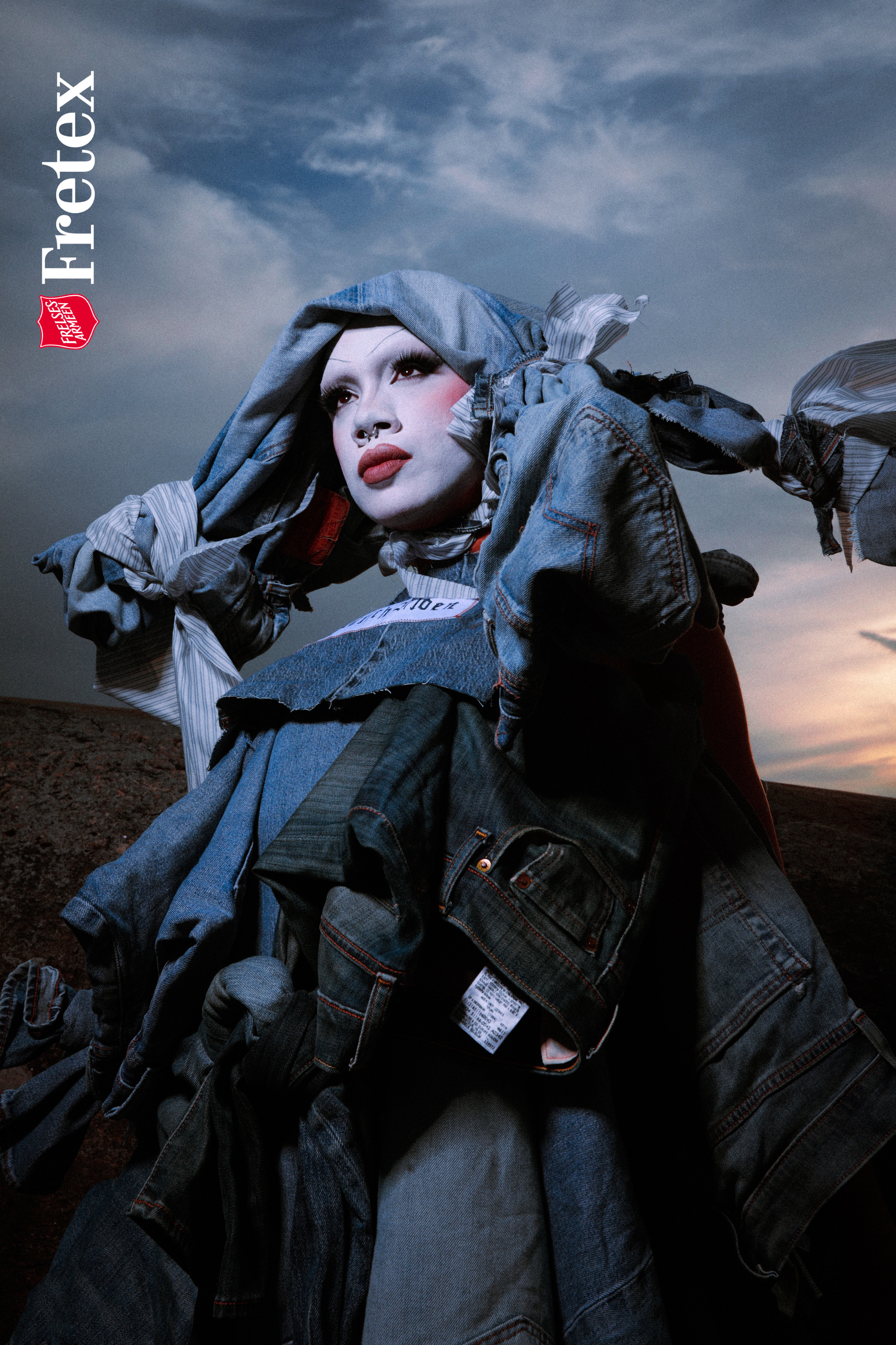 Foto: Kampanje fra Fretex som viser et menneske med hvitmalt ansikt iførte en kreasjon av jeans på hode og kropp.