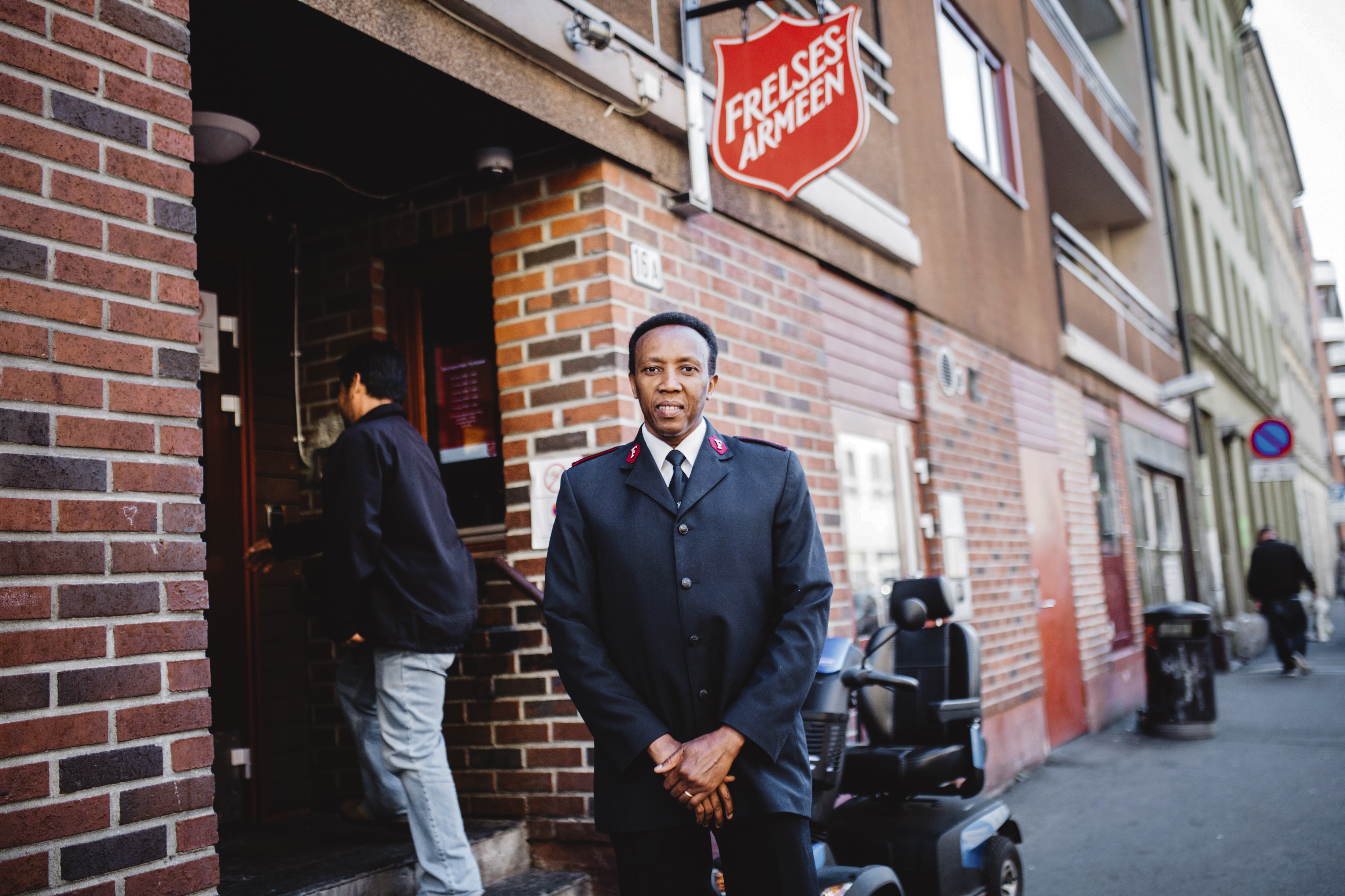 Daglig leder ved Fyrlyset utenfor, kledd i uniform. Offiser. Guillaume Muringa.