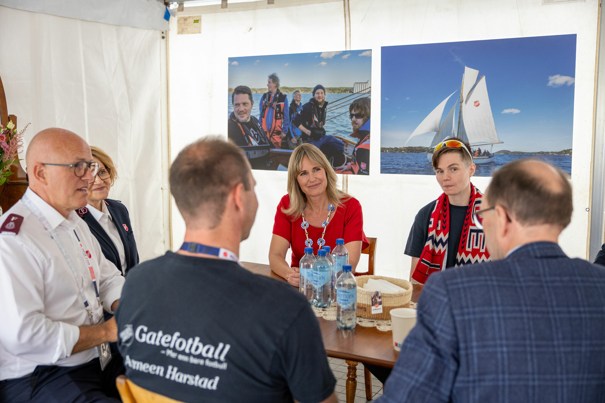 Foto: Seks personer sitter rundt et bor, tre kvinner og tre menn.