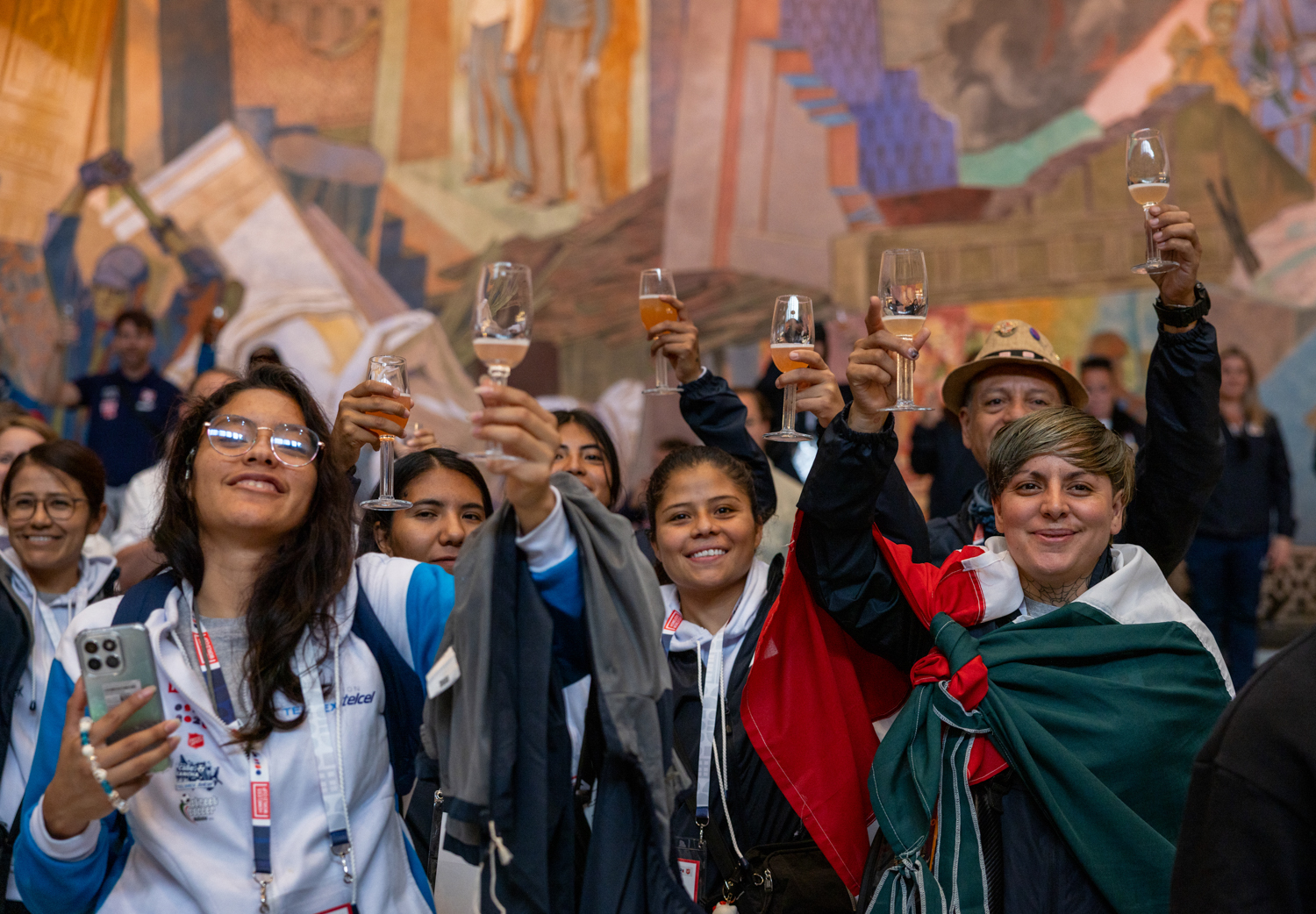 Foto: Flere kvinnelige spillere fra Latin-Amerika holder opp sine glass.