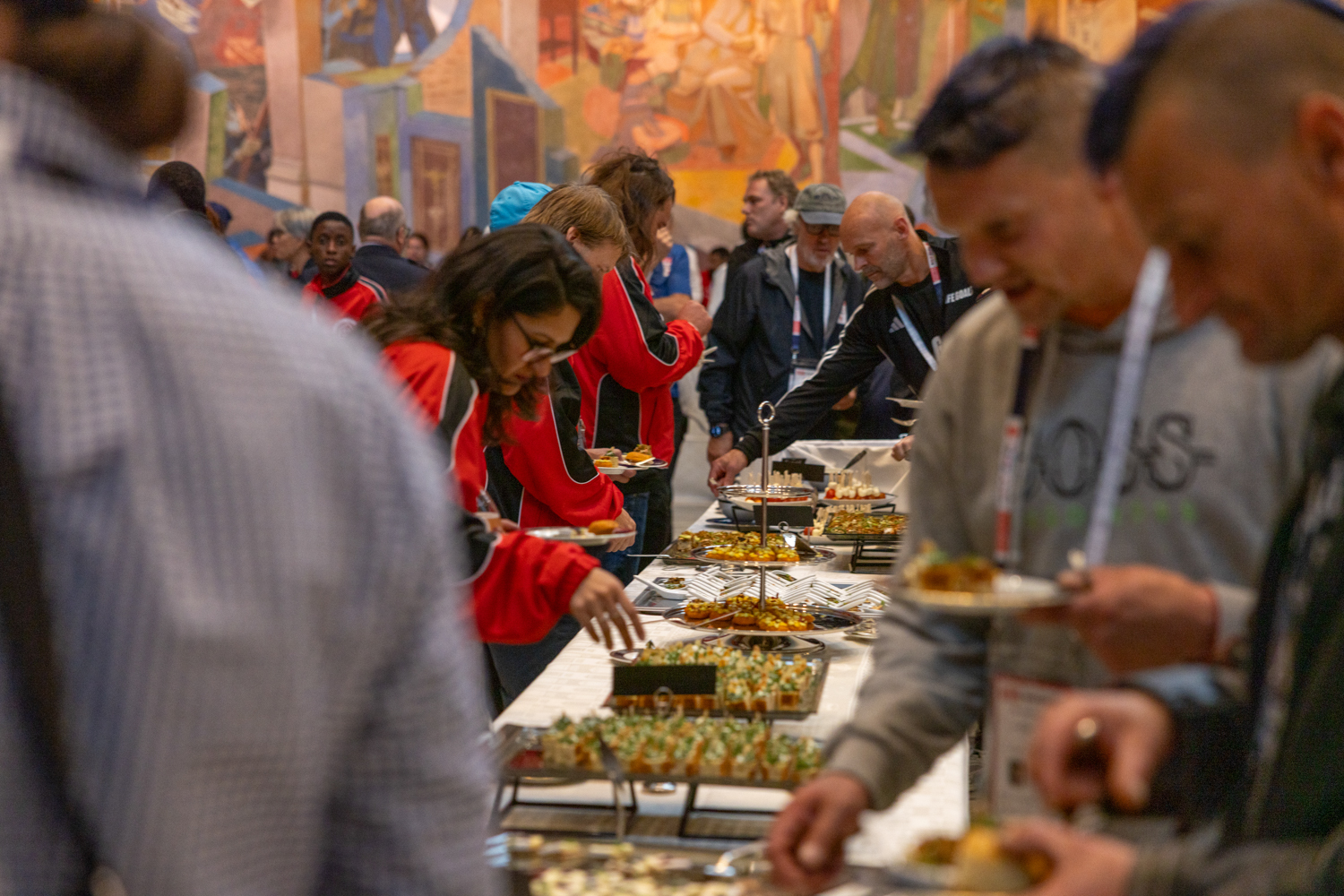 Foto: Folk i litt ulike klær som forsyner seg av buffeten.