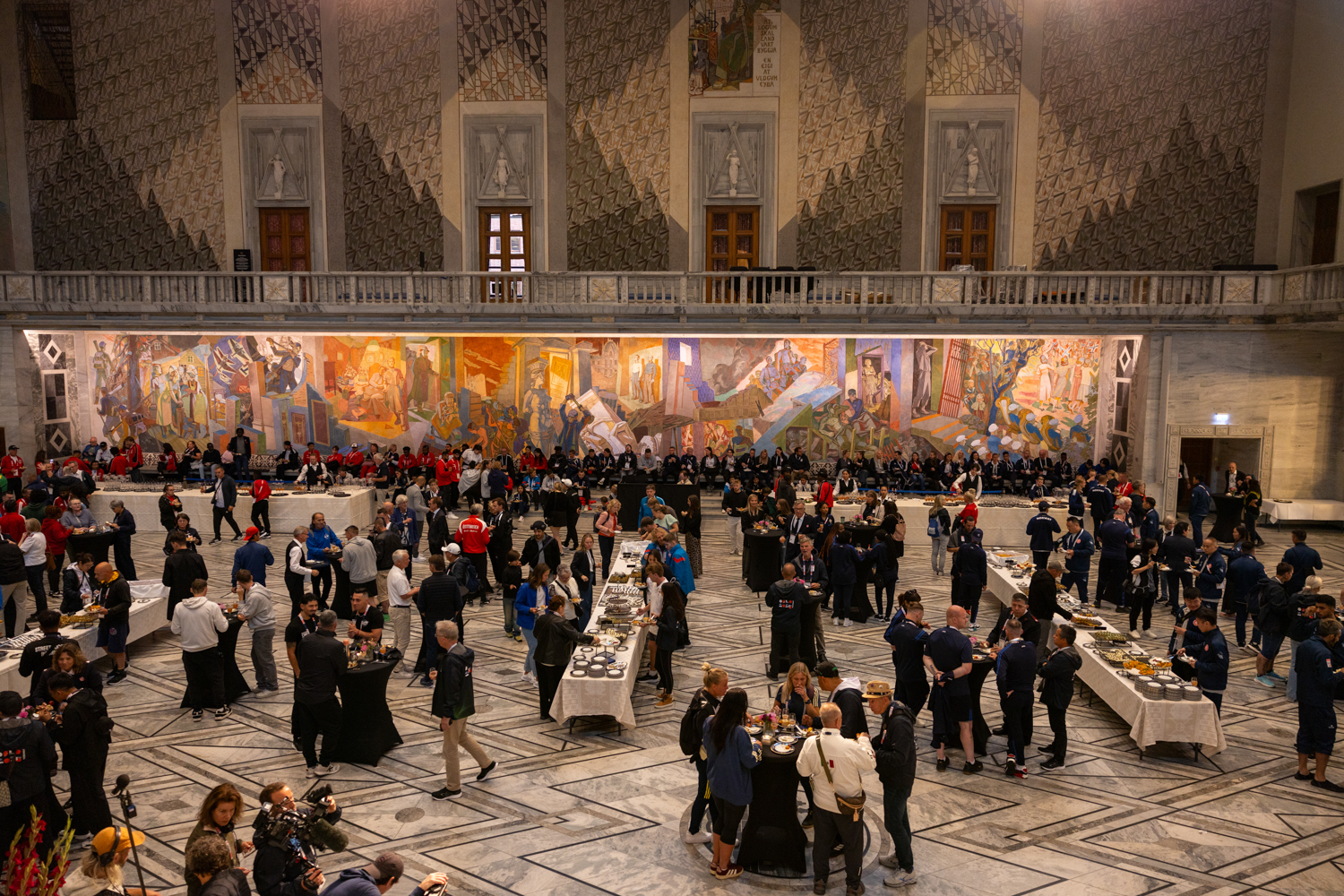 Foto: Oversiktsbilde av folkemasse i rådhussalen. Bildet er tatt i trappen opp til andre etasje.