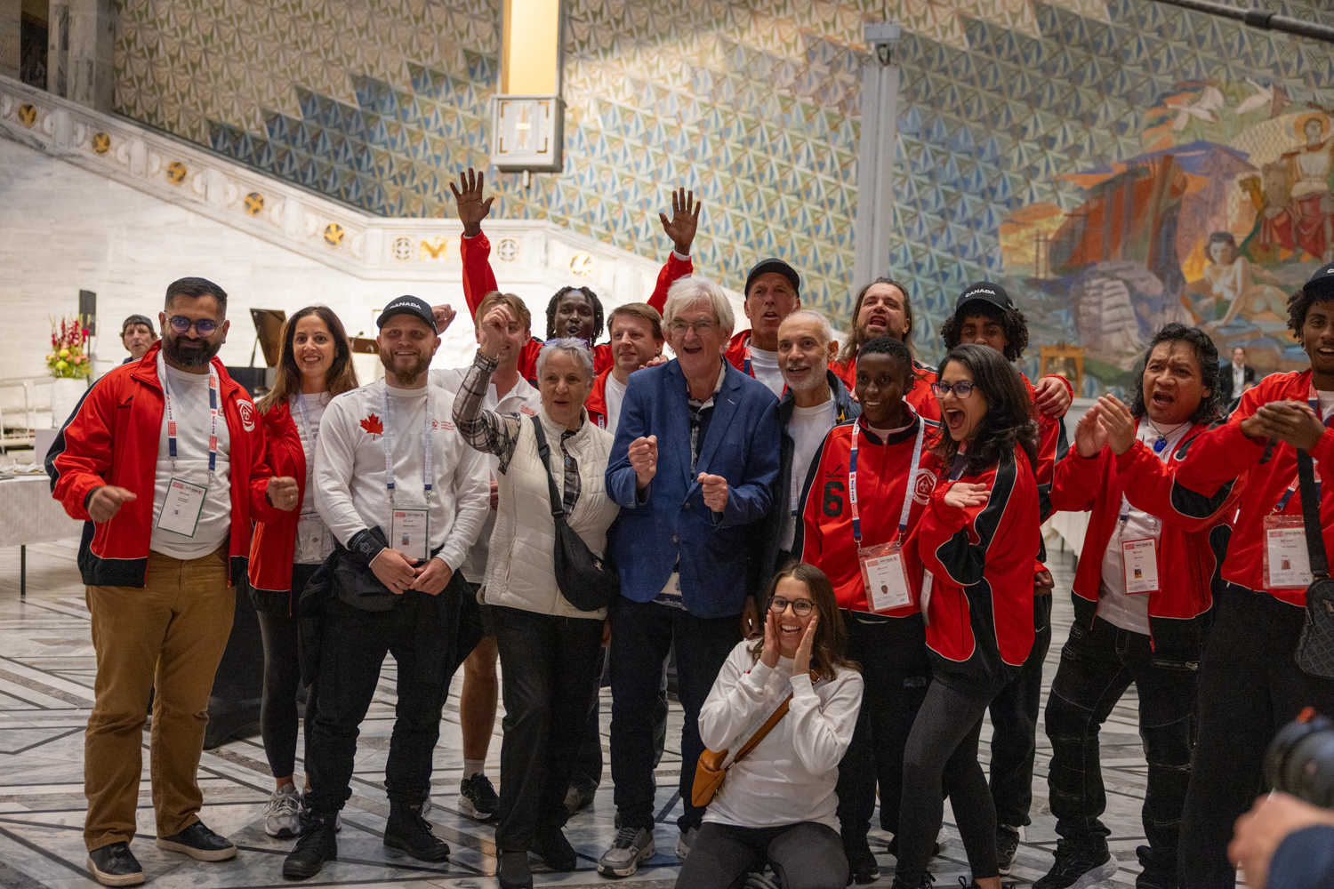 Foto: Gruppebilder av folk i ulike klær, men flest røde og hvite. En gråhåret eldre mann står i midten.