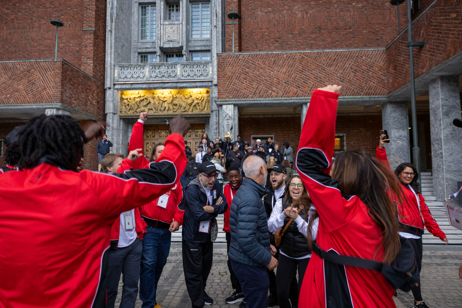 Foto: Flere grupper med spillere står i Borggården bak Rådhuset. det tas mange bilder.