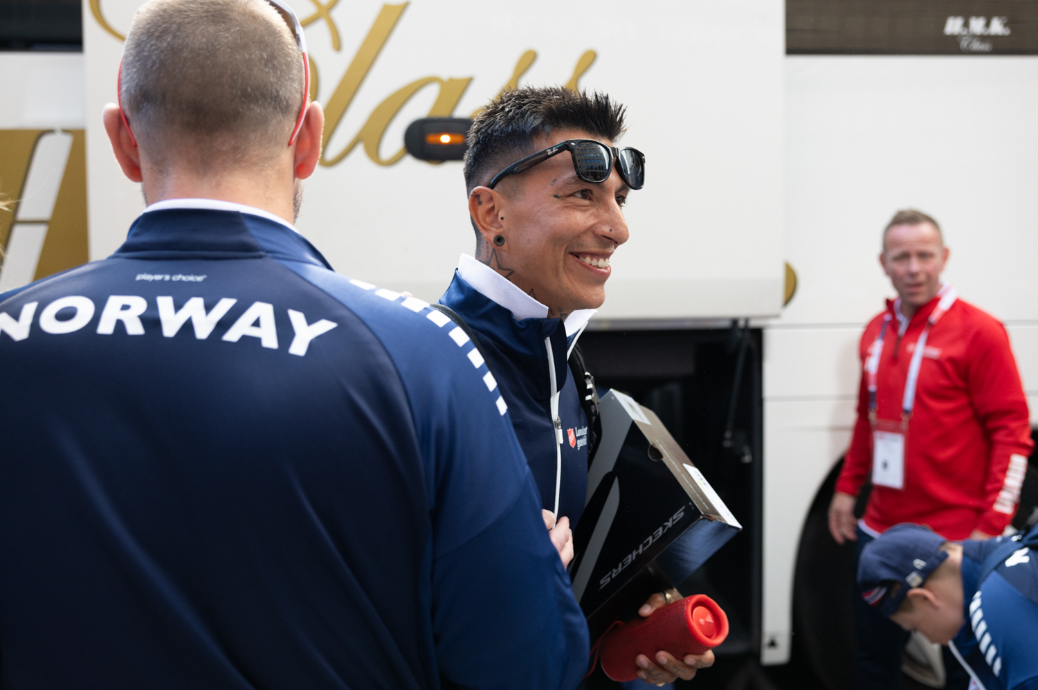 Foto: Mann med latinsk utseende har solbriller på mannen, kul attitude.