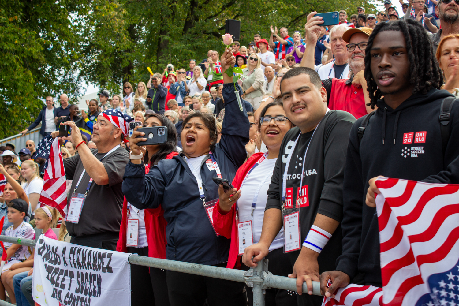 Foto: Mange amerikanere med flagg som heier ivrig.