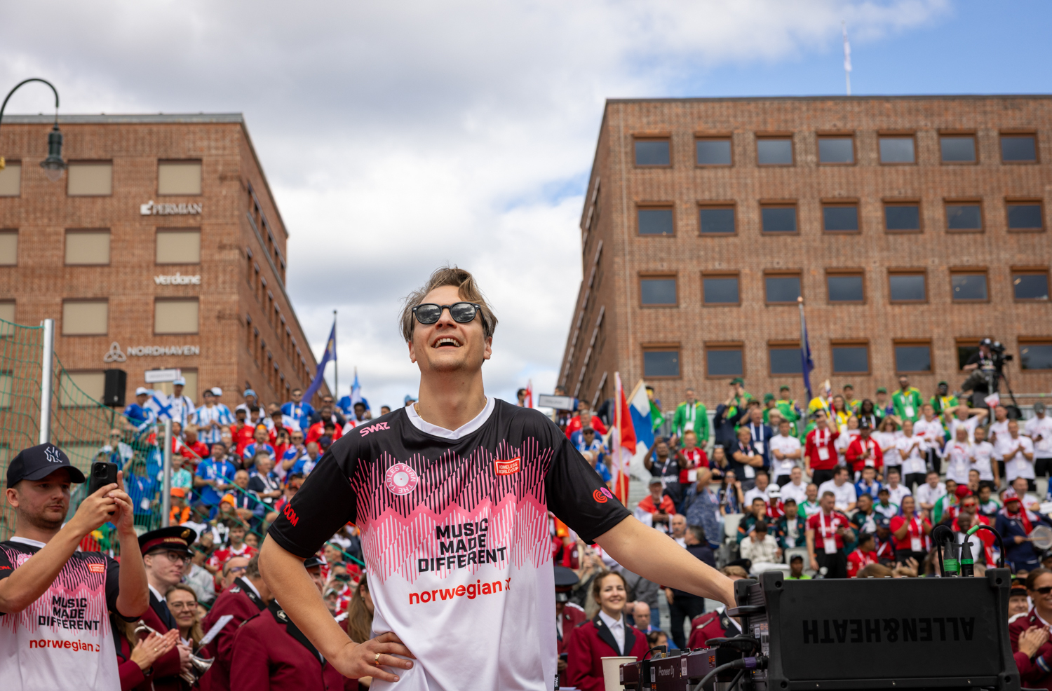 Matoma på Rådhusplassen. Bak ham er publikum som ser på åpningen av VM i gatefotball.