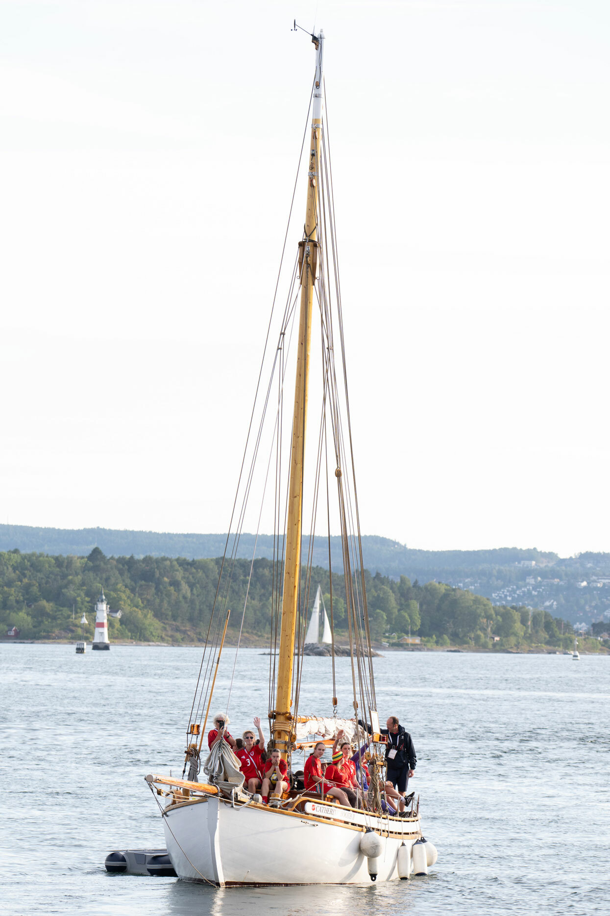 Foto: Seilbåt ute på fjorden.
