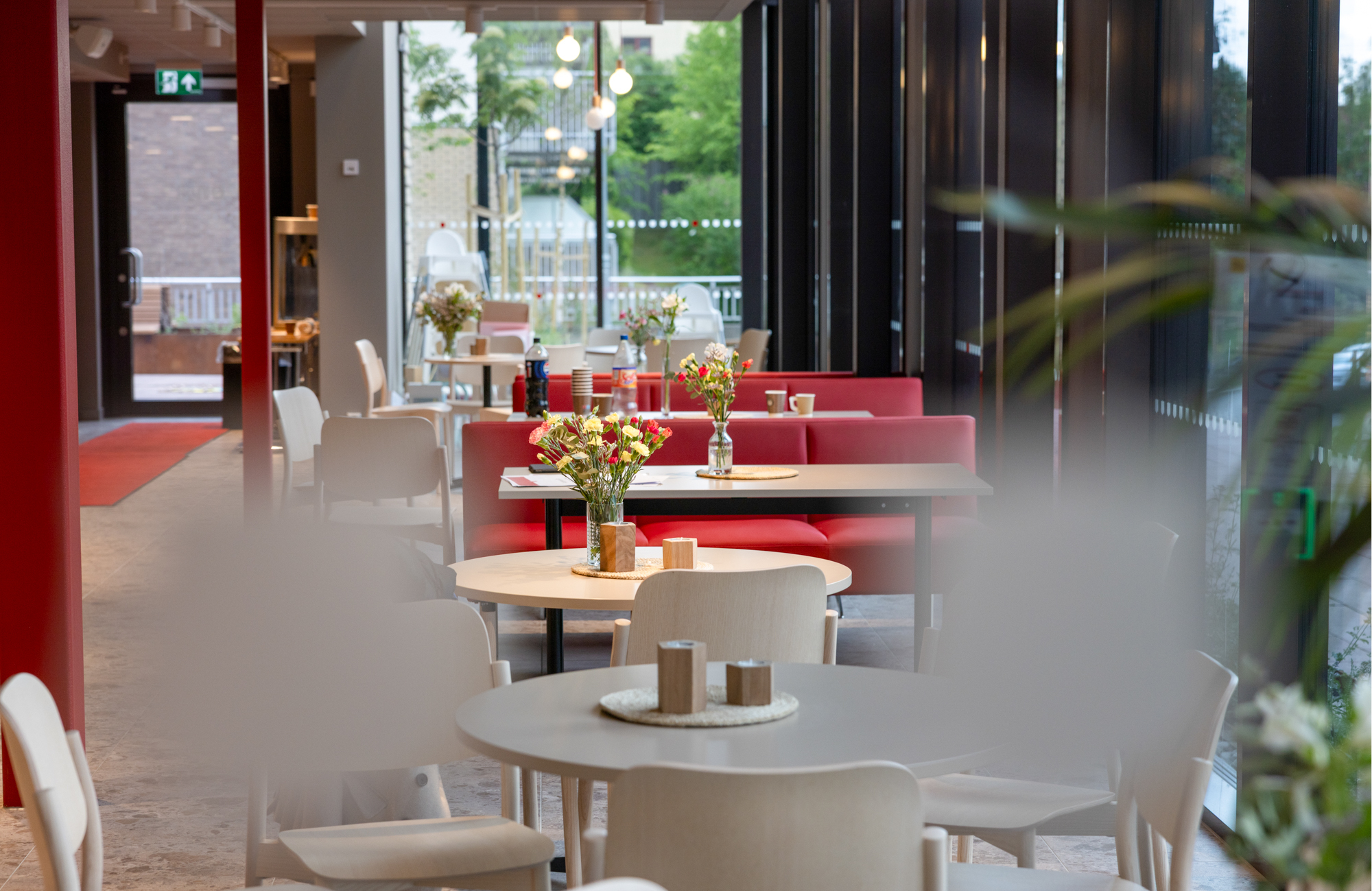 Foto: Av et tomt lokale med mange møbler sittegrupper.