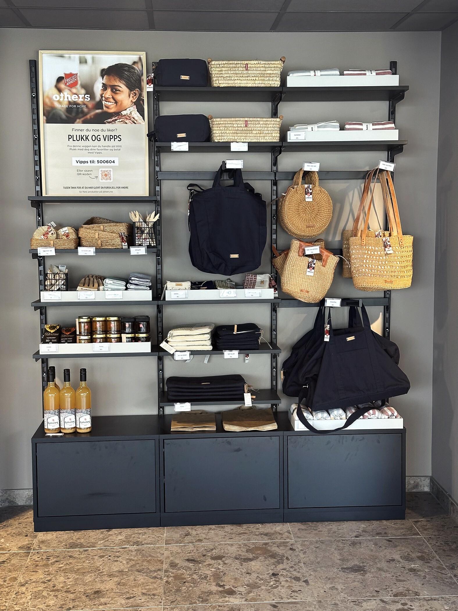 Foto: Av en rekke varer i en reol, her er alt fra vesker til bager og badehåndklær til honning i glass og juice på flasker.