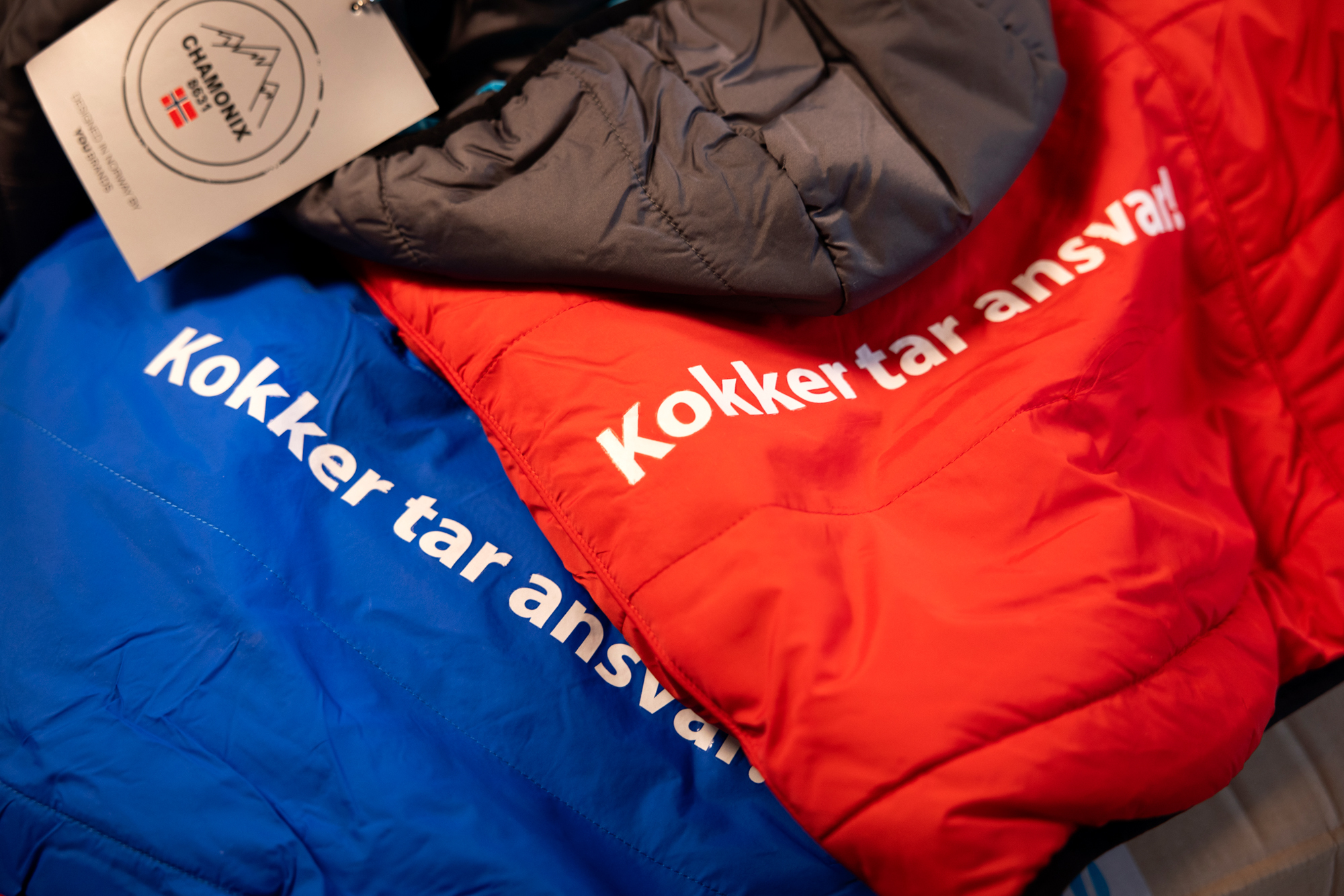 Flere fargerike boblejakker med tekst på baksiden.