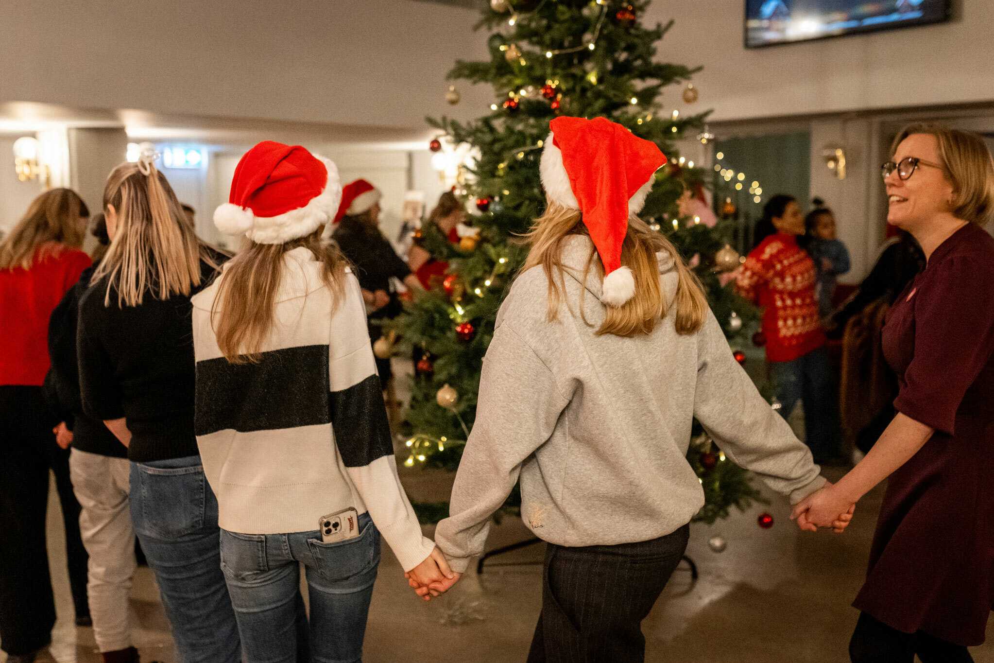 Foto: Juletregang der alle holder hender og går i ring.