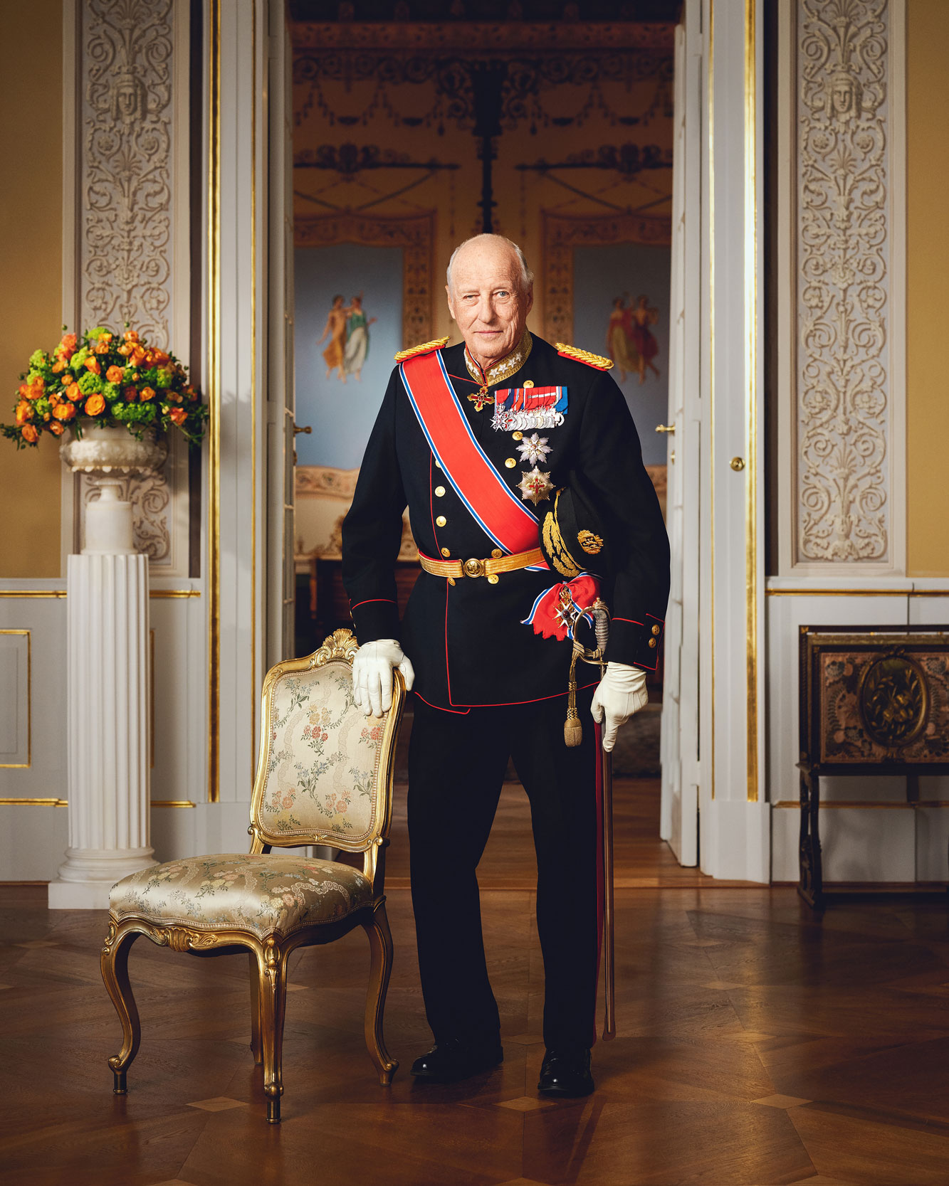 Foto: Offisielt bilde av Kong Harald i uniform med medaljer tatt på sllottet.
