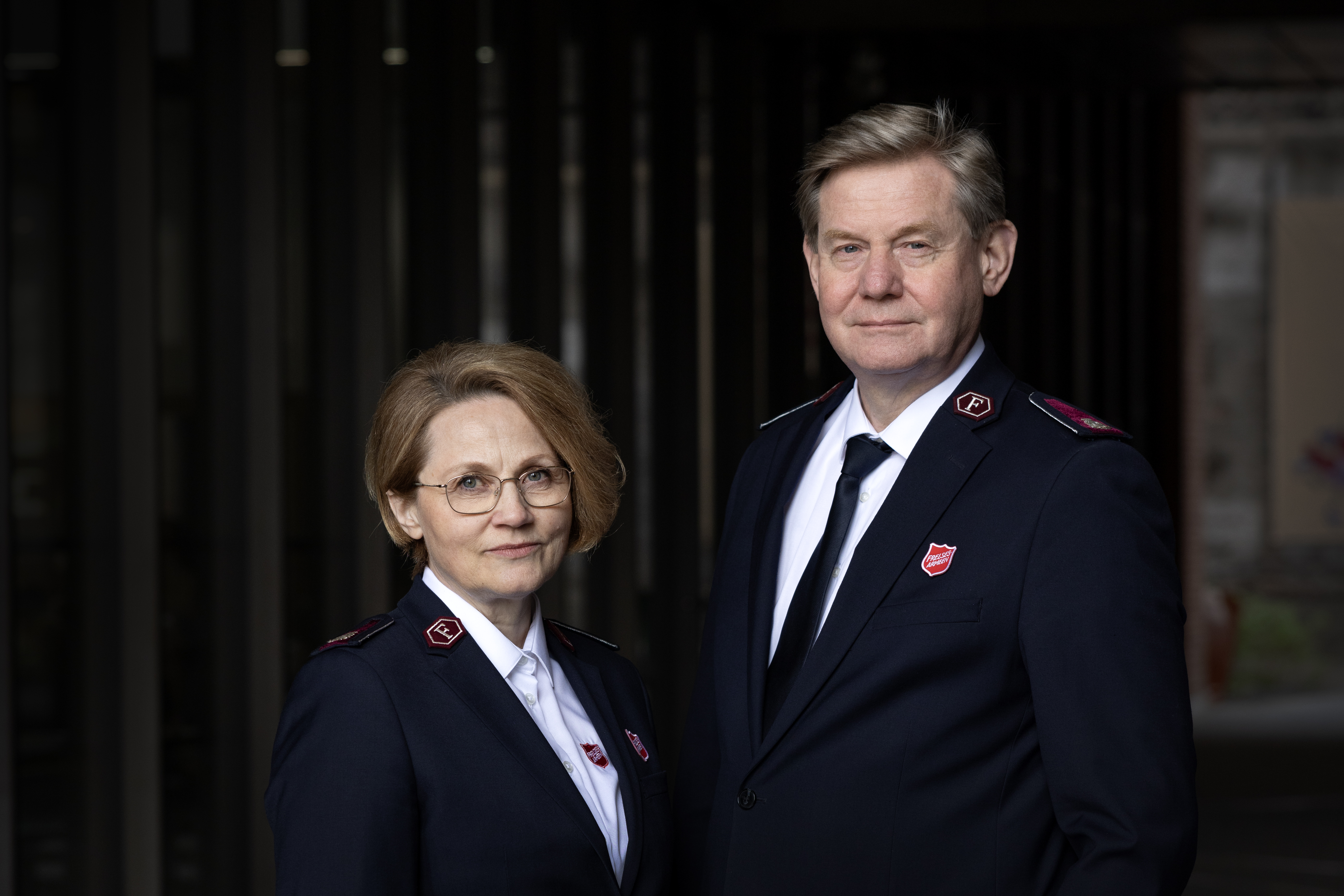 Foto: Bilde av kvinne og mann i 60-årene i uniform fra Frelsesarmeen. Hun har briller på.