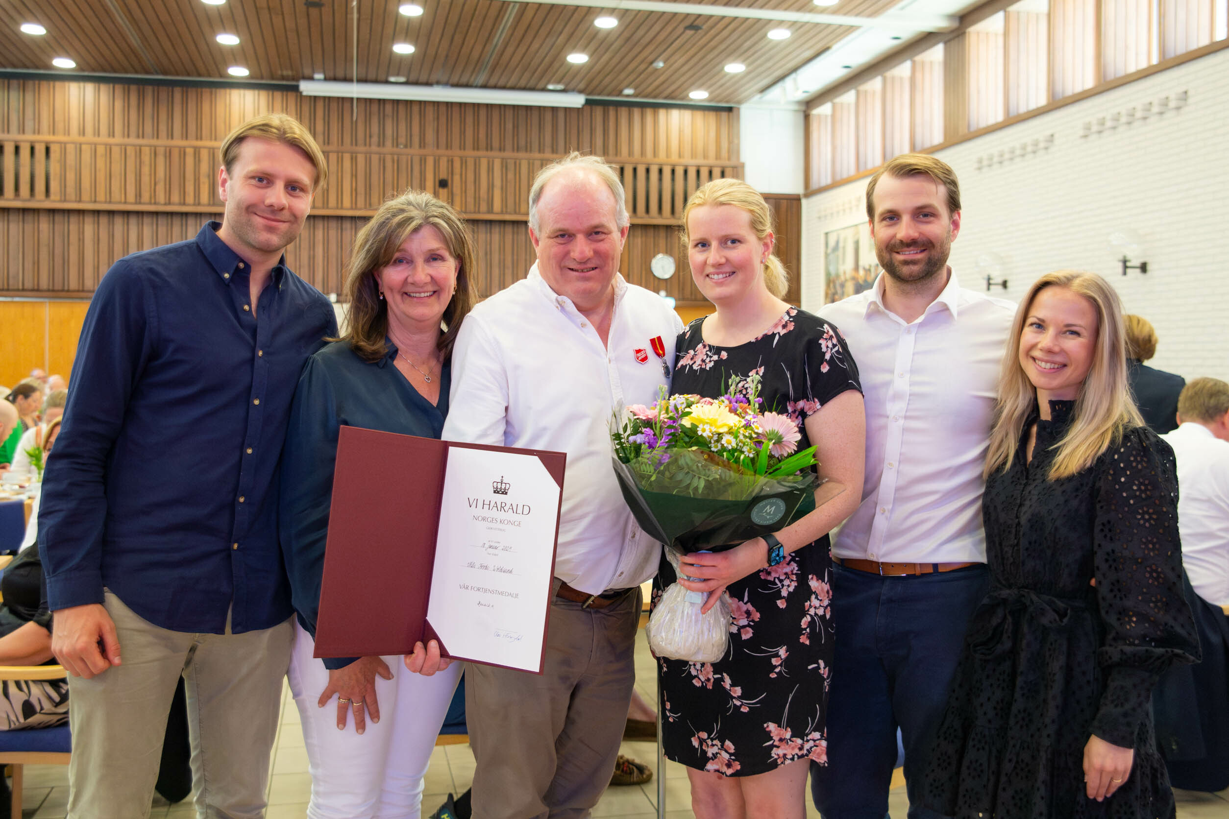 Familien til Frode Woldsund var også til stede under tildelingen av Kongens fortjensmedalje.