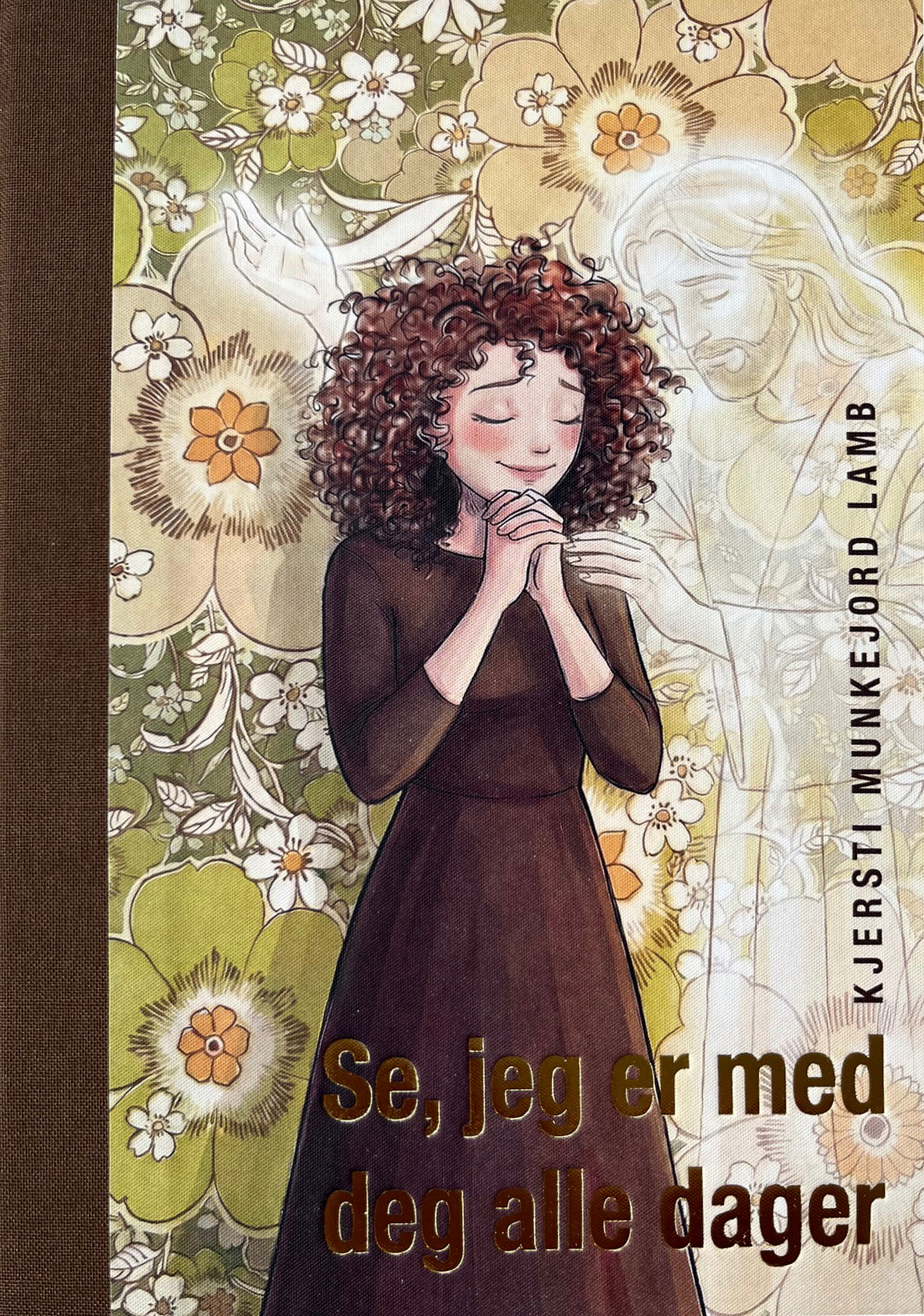 Forsiden til boken "Se, jeg er med deg alle dager", Med en illustrasjon av en jente med brunt hår som ber.