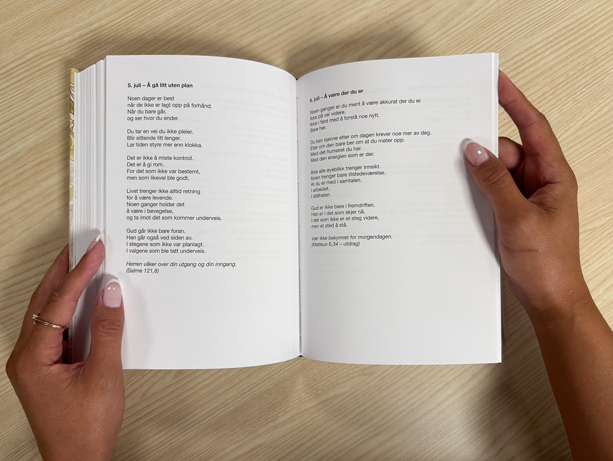 Hender som holder andaktsboken "Se, jeg er med deg alle dager". Boken er slått opp på datoene femte og sjette juli.