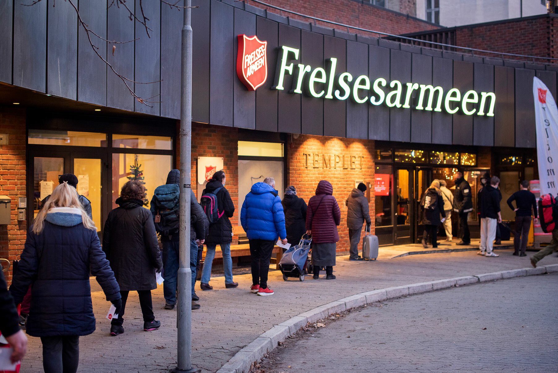 Lang kø med folk utenfor Frelsesarmeens hovedkontor i Oslo.