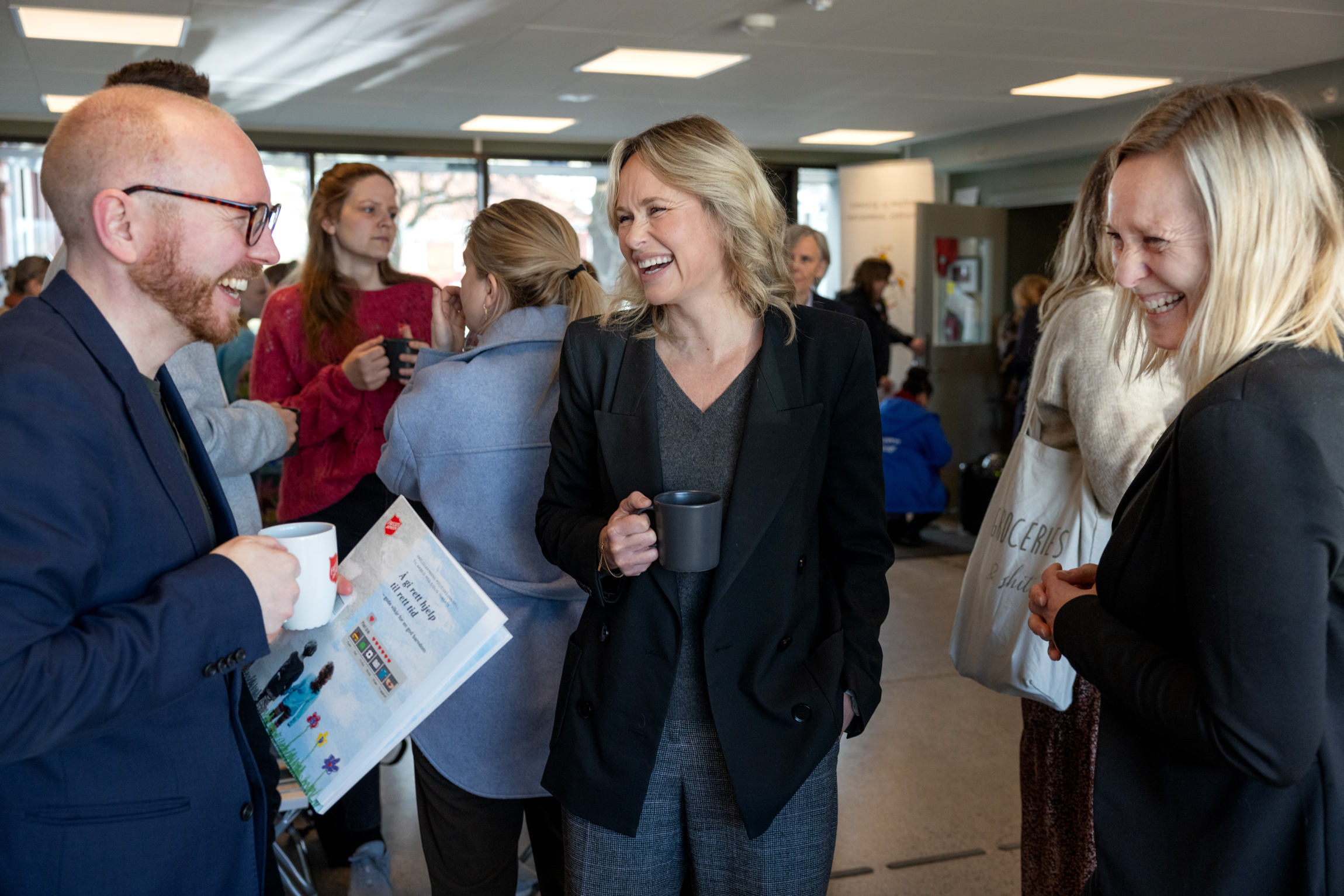 To foto: Bildet til venstre viser en gammel murbygning med et diger uteplass foran. Bildet til høyre viser flere folk sammen, der en ung mann med briller og skjegg ler sammen med to voksne, blonde damer.