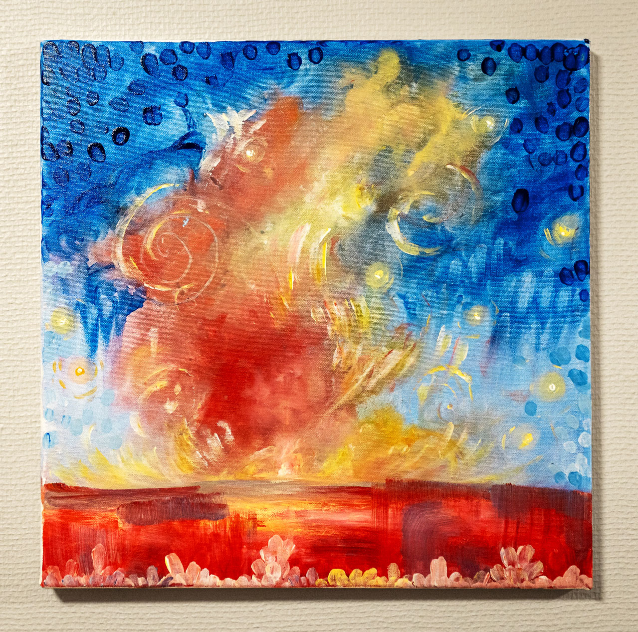 Maleri: Abstrakt motivet med en rød stripe nederst og røde og gule strøk som ser ut som flammer mot en blå bakgrunn.