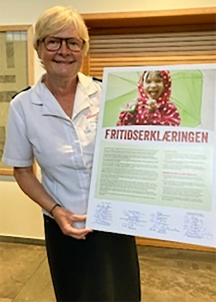 Bilde av Frelsesarmeens sosialsjef, Lindis Evja, som signerte Fritidserklæringen på vegne av Frelsesarmeen.