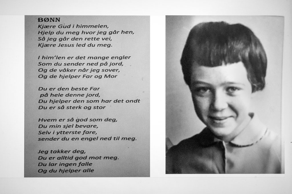 Foto: Todelt av en tekst på den ene siden og bildet av en kvinne med kort, mørkt hår på den andre siden. Fotografiet er tatt på 60-tallet en gang.