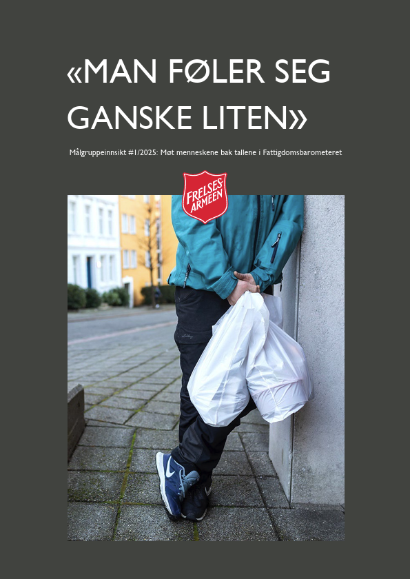 Foto: Mann i slitte klær holder en hvit pose. Rundt bildet er det svart bakgrunn og med hvit tekst over bildet står det: "Man føler seg ganske liten".