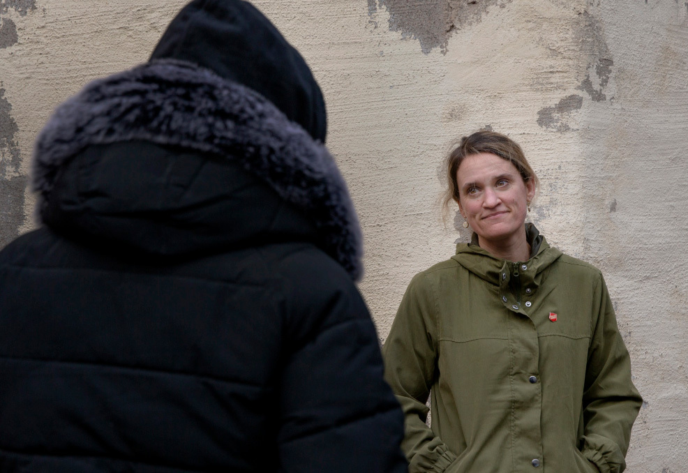 Deltaker i samtale med ansatt fra Mellom oss-prosjektet