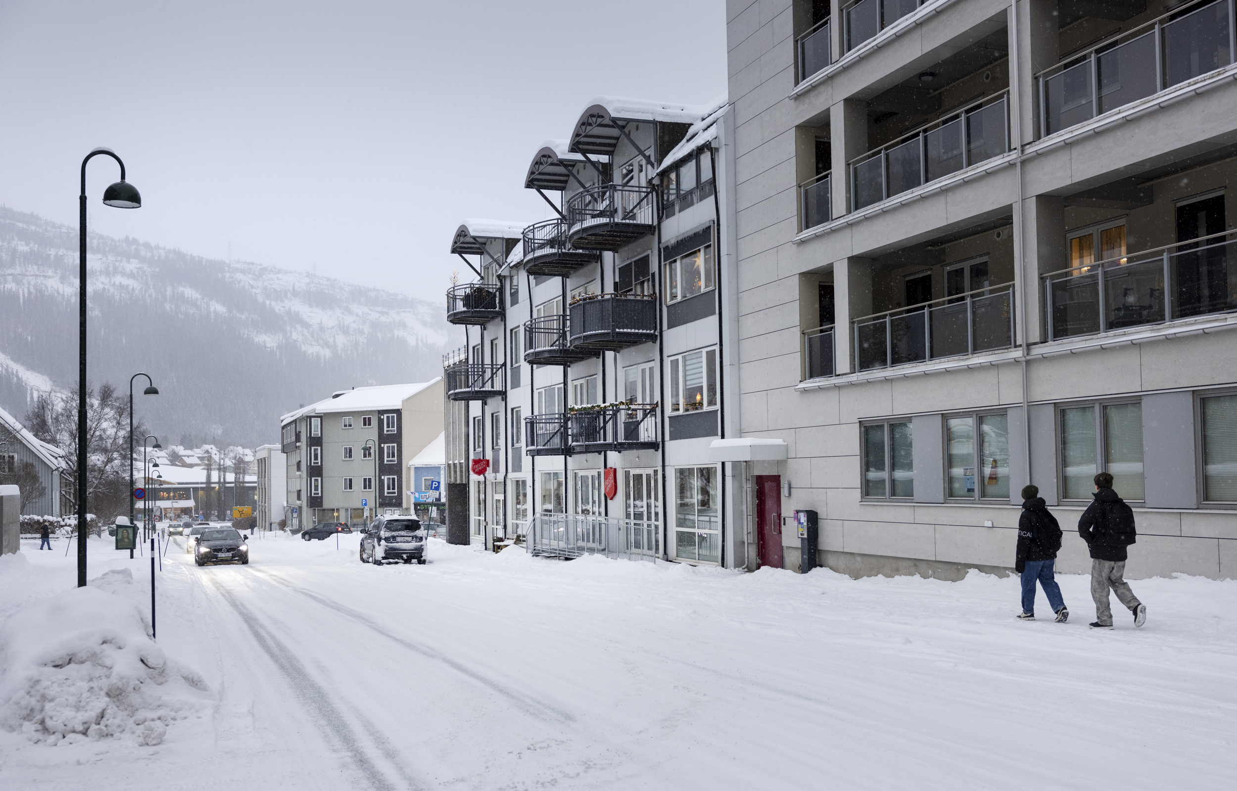 Litt nedi en snøfylt bygate ligger Frelsesarmeens lokaler på høyre side.