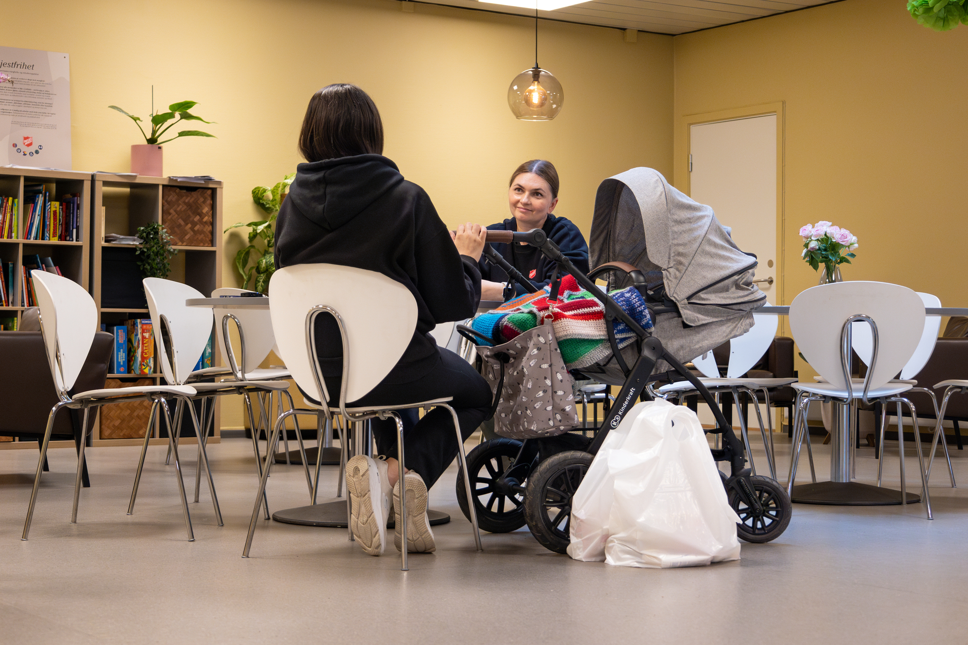 Foto: Mor med barnevogn snakker med representant fra Frelsesarmeen.