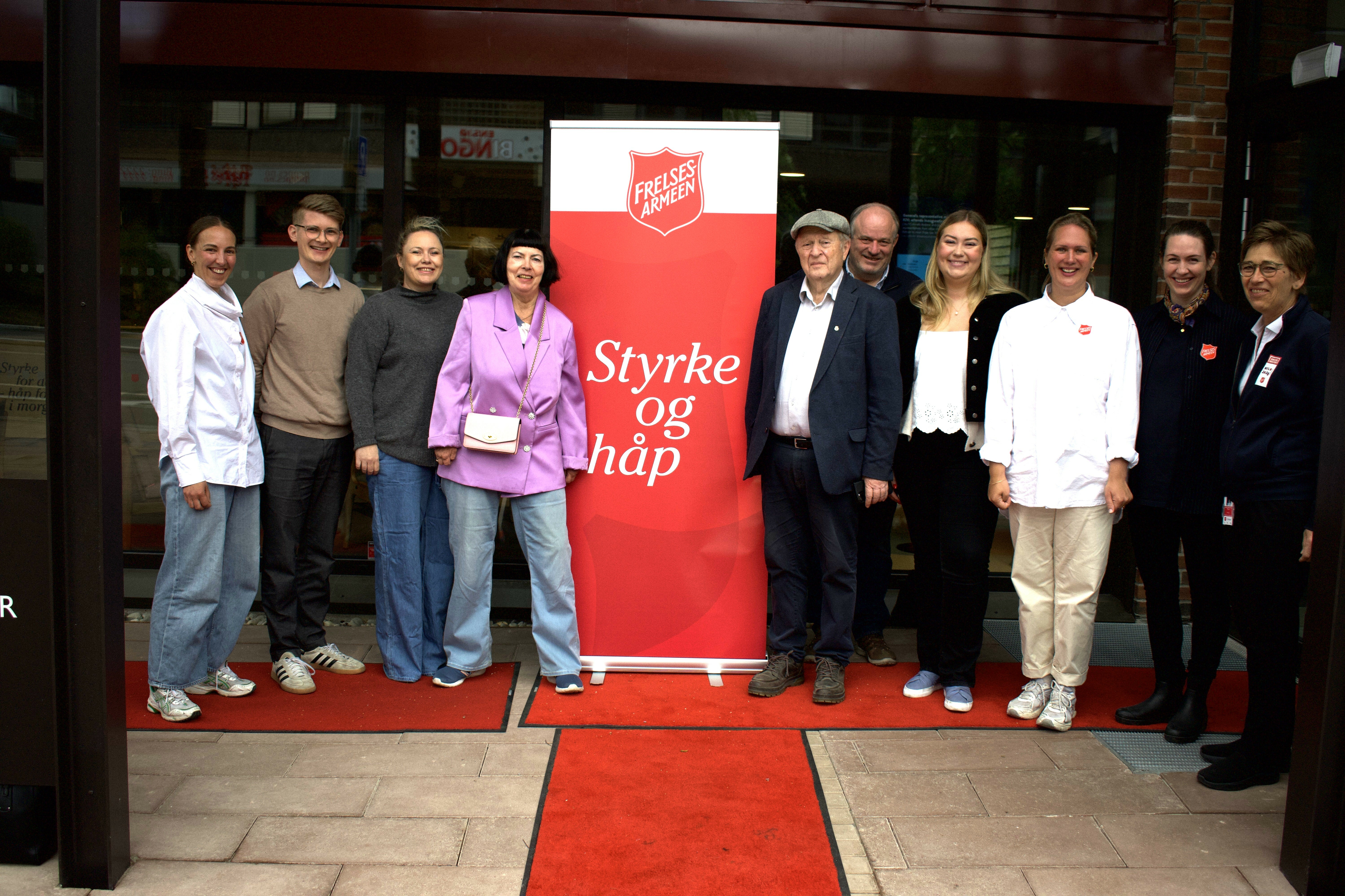 REDDET: I siste liten ble Frelsesarmeens pårørendetilbud  i Oslo reddet av Oslo kommunes reviderte budsjett. De bevilget likevel en million kroner til Pårørendehuset. På bildet: f.v. Tonje Olafsen (Pårørendehuset), Magnus Killingland (KrF), Hilde Helland (H), Merete Agerbak-Jensen (H) Odd Einar Dørum (v), Frode Woldsund (leder Frelsesarmeens rusomsorg), Julianne Ofstad (Frp), Tanya Knøsen (Pårørendehuset), Line Mærlie (Frelsesarmeen) og sosialsjef i Frelsesarmeen, major Wenche Walderhaug Midjord.