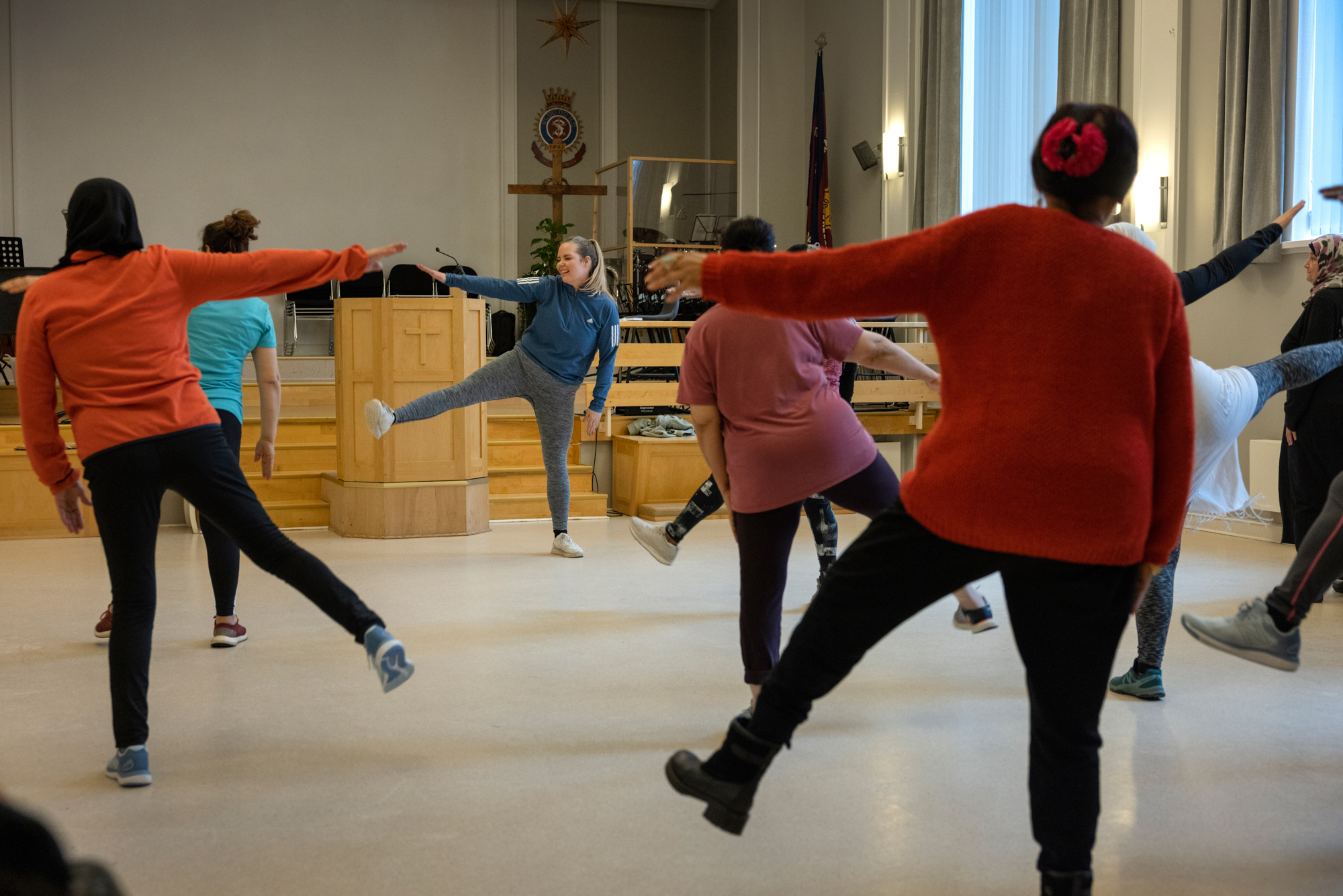 Belinda Andersen ved Frelsesarmeen i Sarpsborg har treningstime sammen med andre deltakere som er innom.forteller om lange matkøer, og at mange også har behov for samtaler eller fellesskap gjennom aktiviteter.