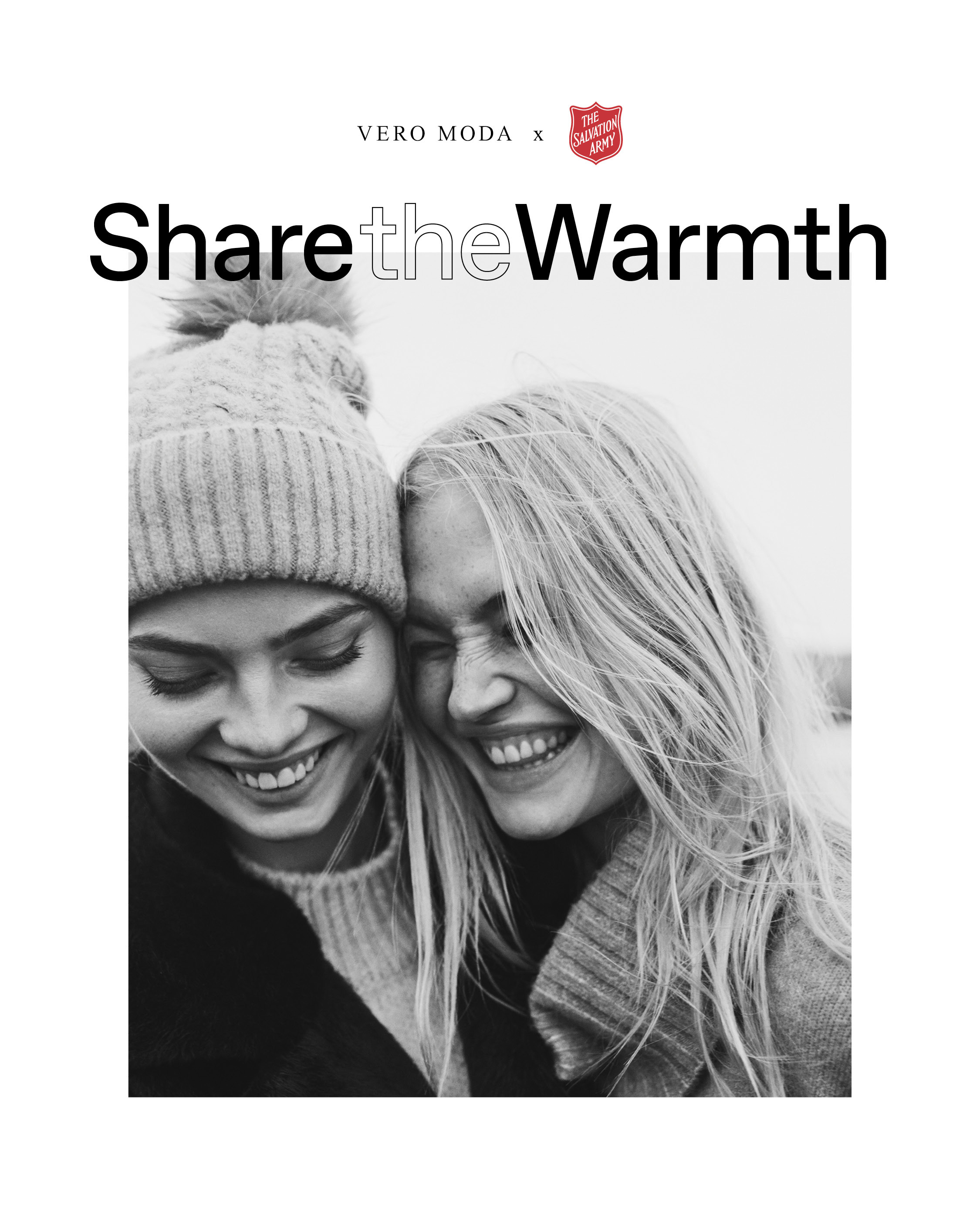 To unge damer som smiler og klemmer med logo for kampanjen