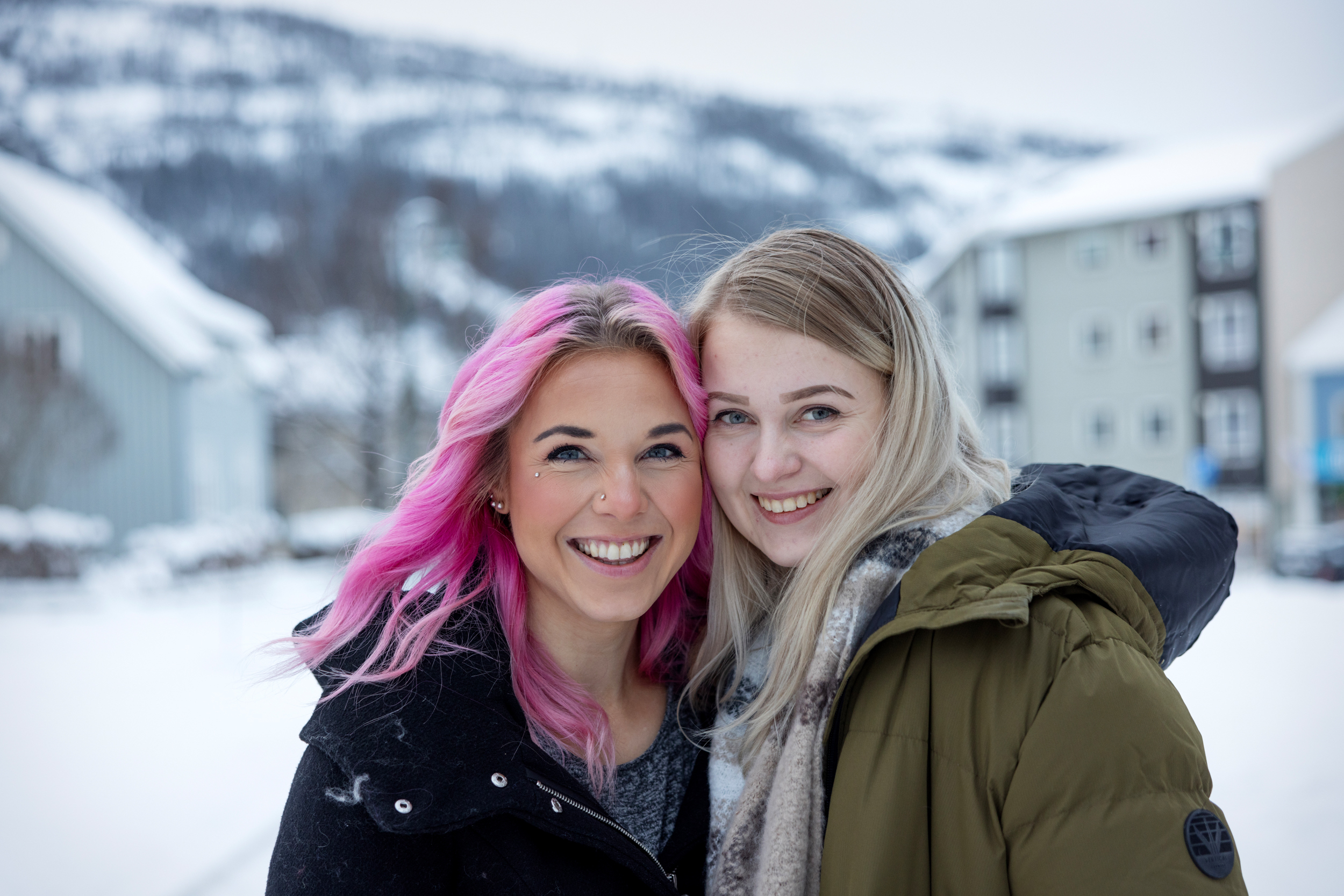 Samme bilde som i toppen av saken med de ti unge kvinnene, eneste forskjellen er at her smiler de bredt begge to. Øynene stråler.