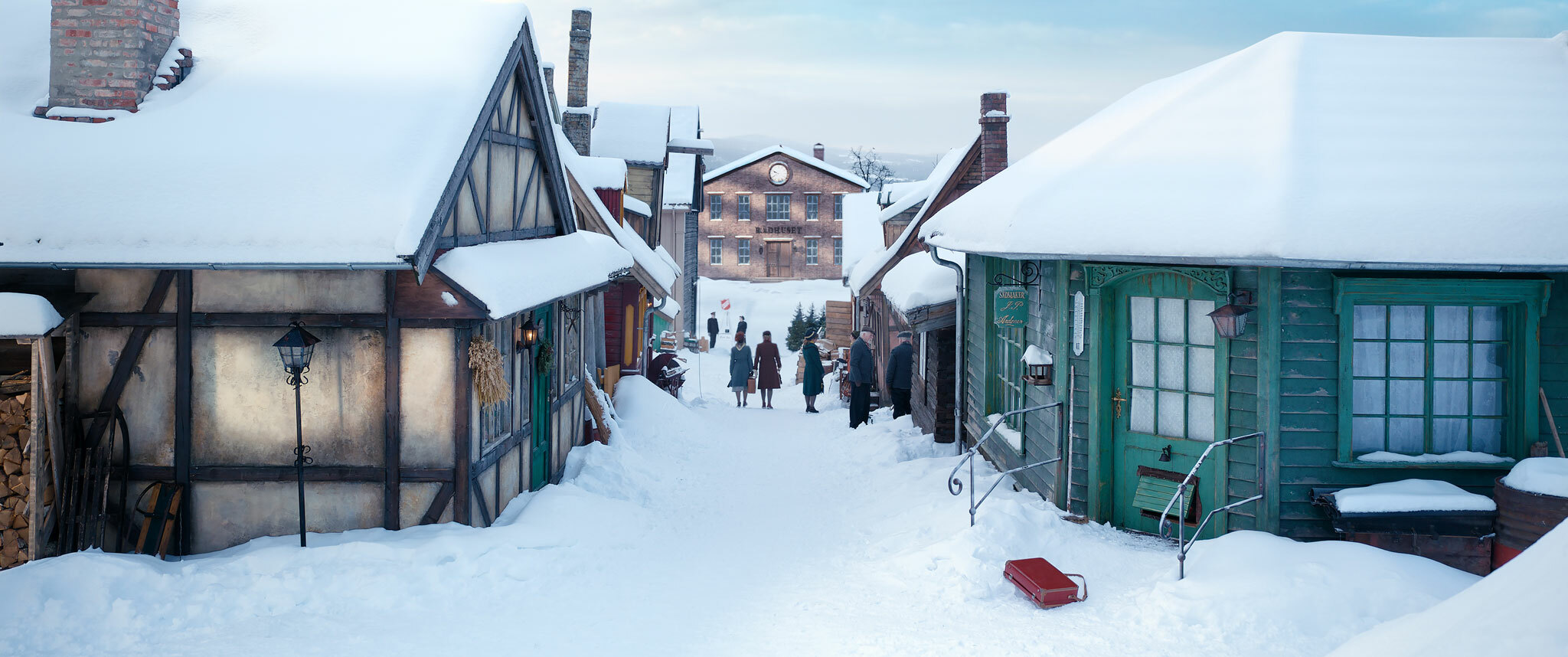 Vinter og snø i en gate med gamle små hus.