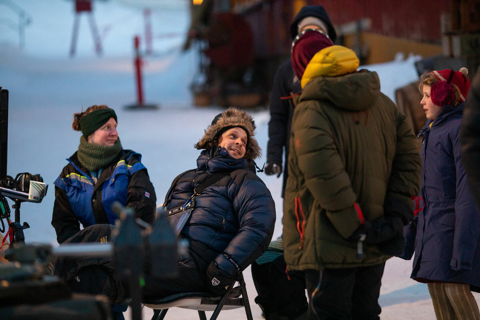 Filmcrew utendørs i snøen. Pause i innspillingen.