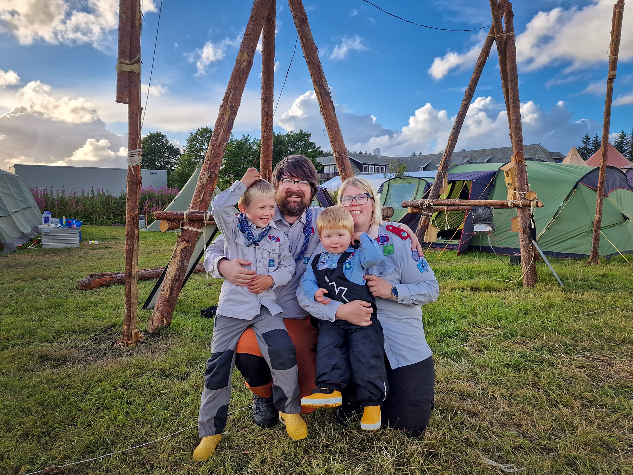 Foto: Av familie på fire i speiderklær.