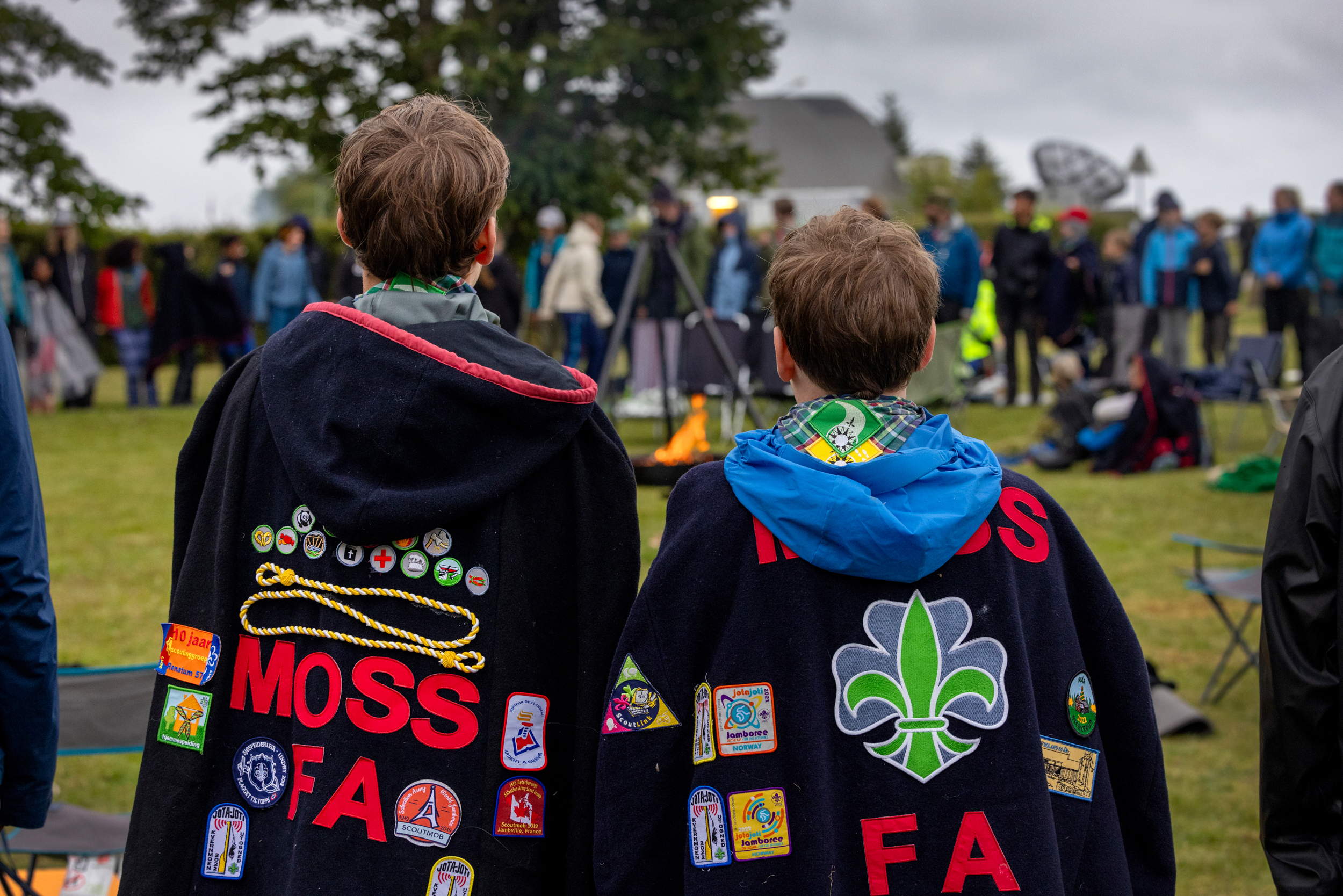 Foto: To unge gutter står med ryggen til og ser på bålet. På kappene står det Moss FA.