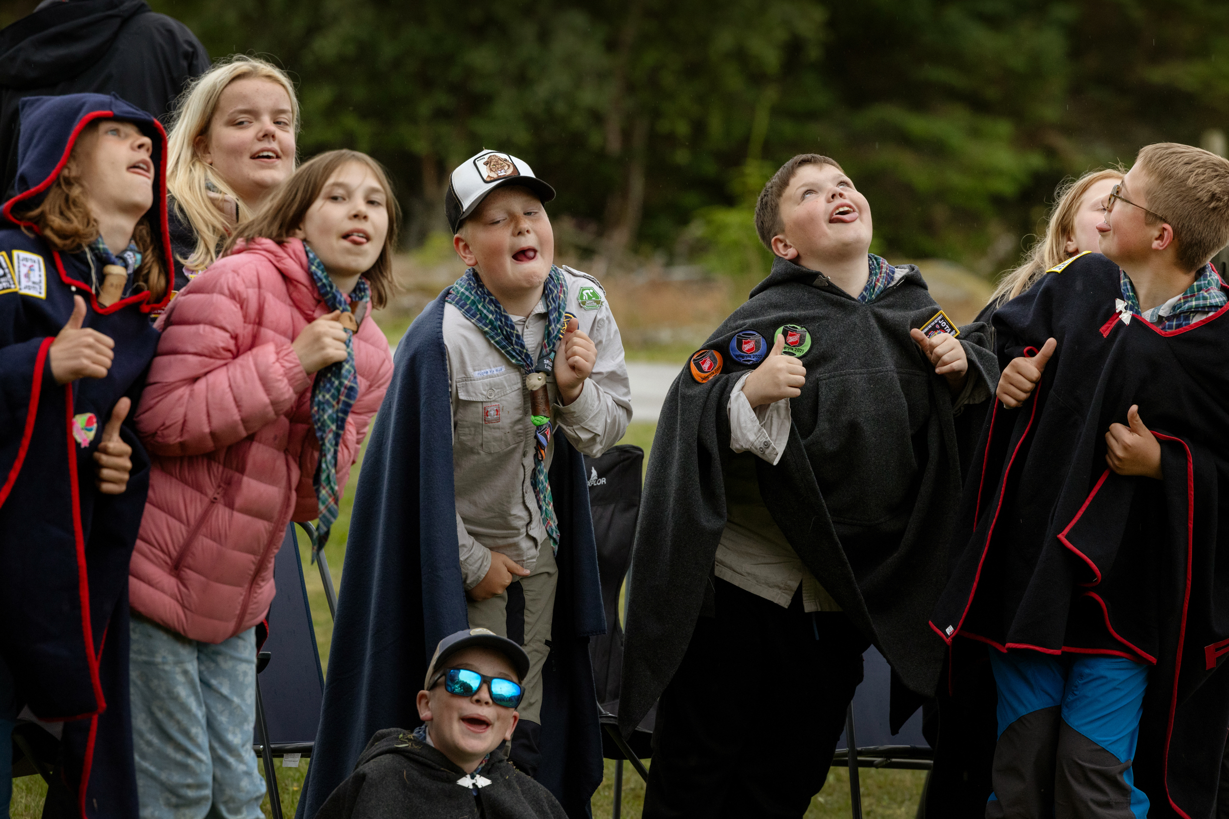 Foto: Av en rekke barn som gjør rare grimaser og bevegelser.