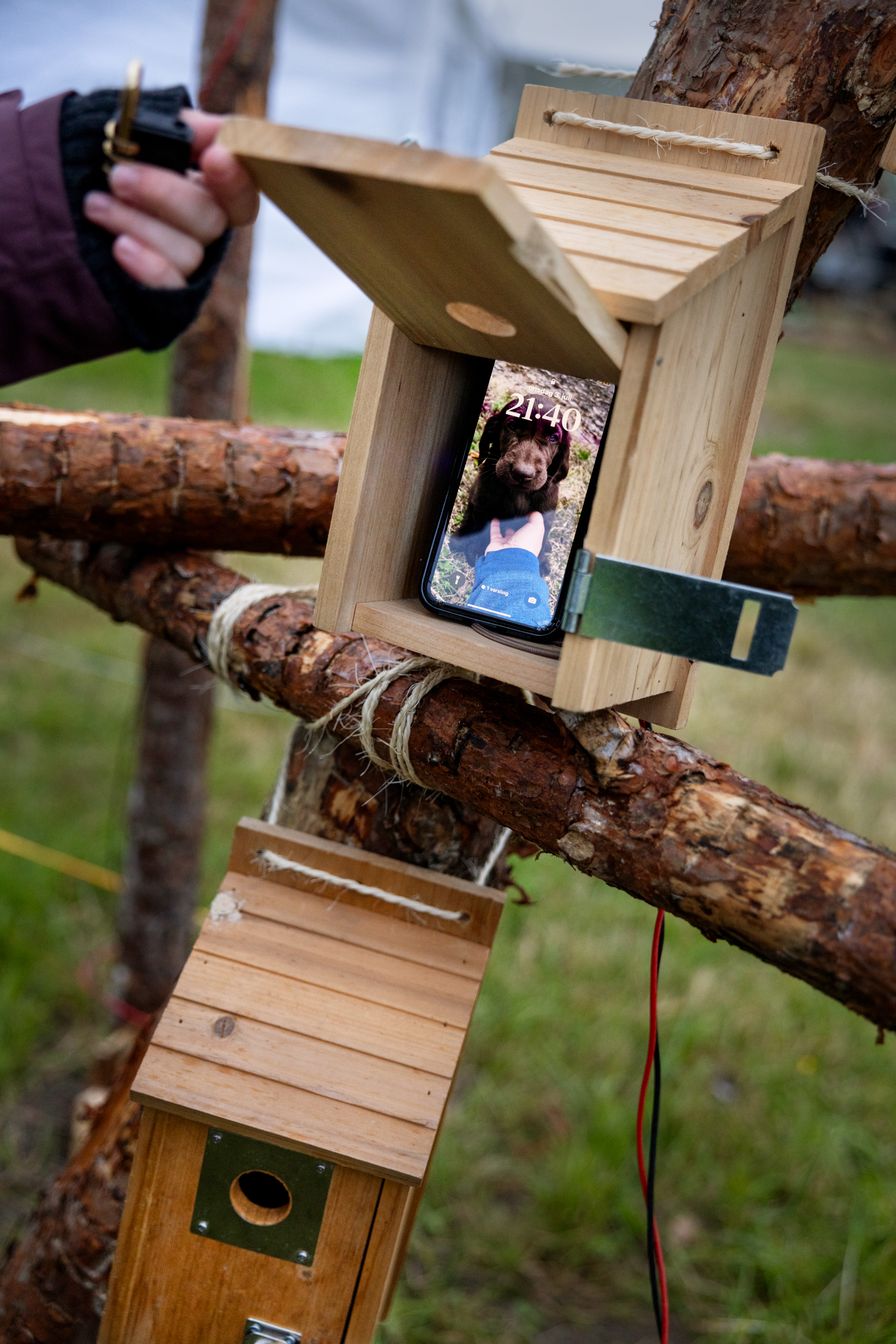 Foto: Nærbilde av mobil til lading inni kassen.