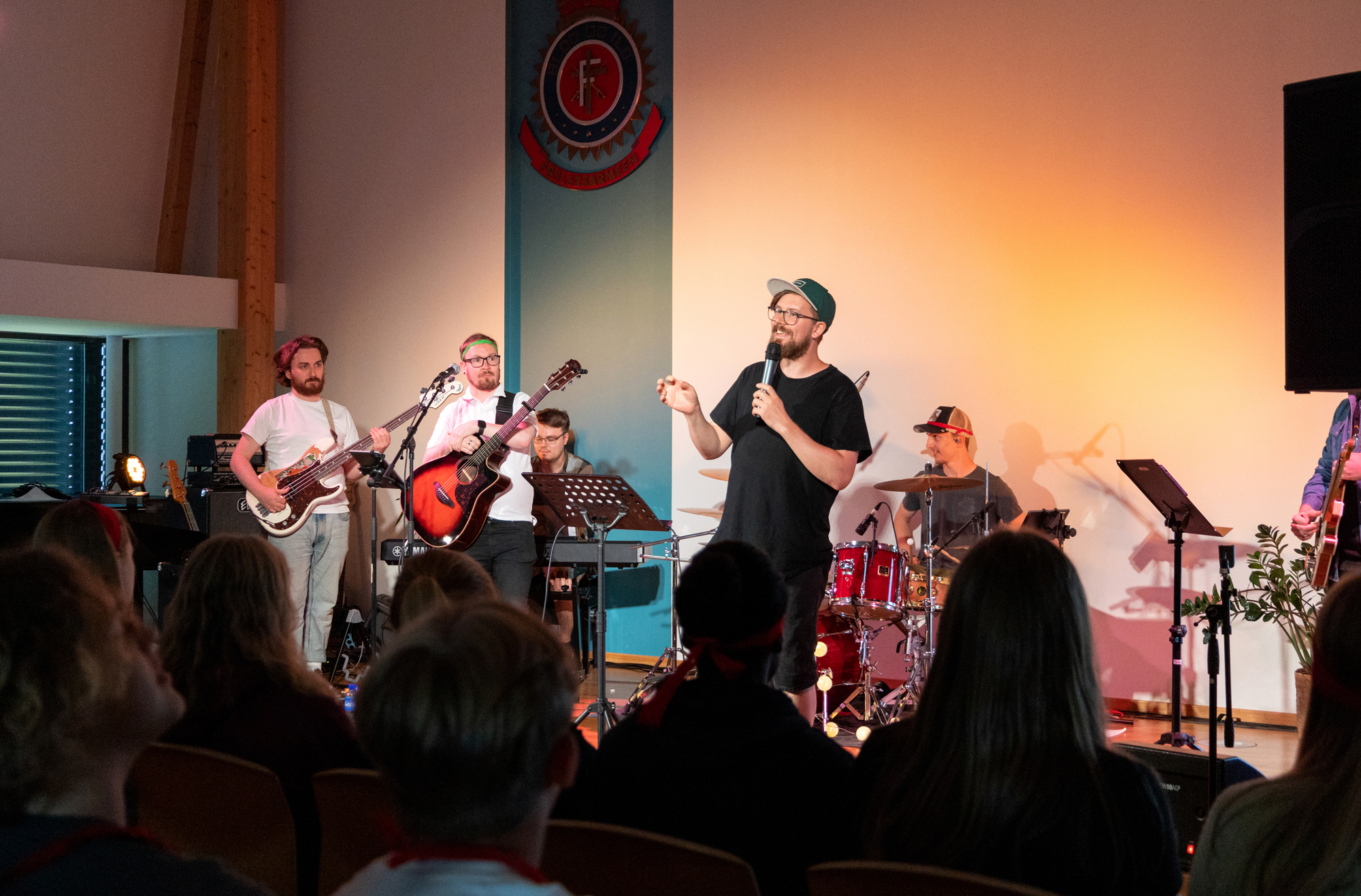 Foto: Bilde av fire unge menn på scenen. To spiller gitar, en står med en mikrofon og en sitter bak slagverket.