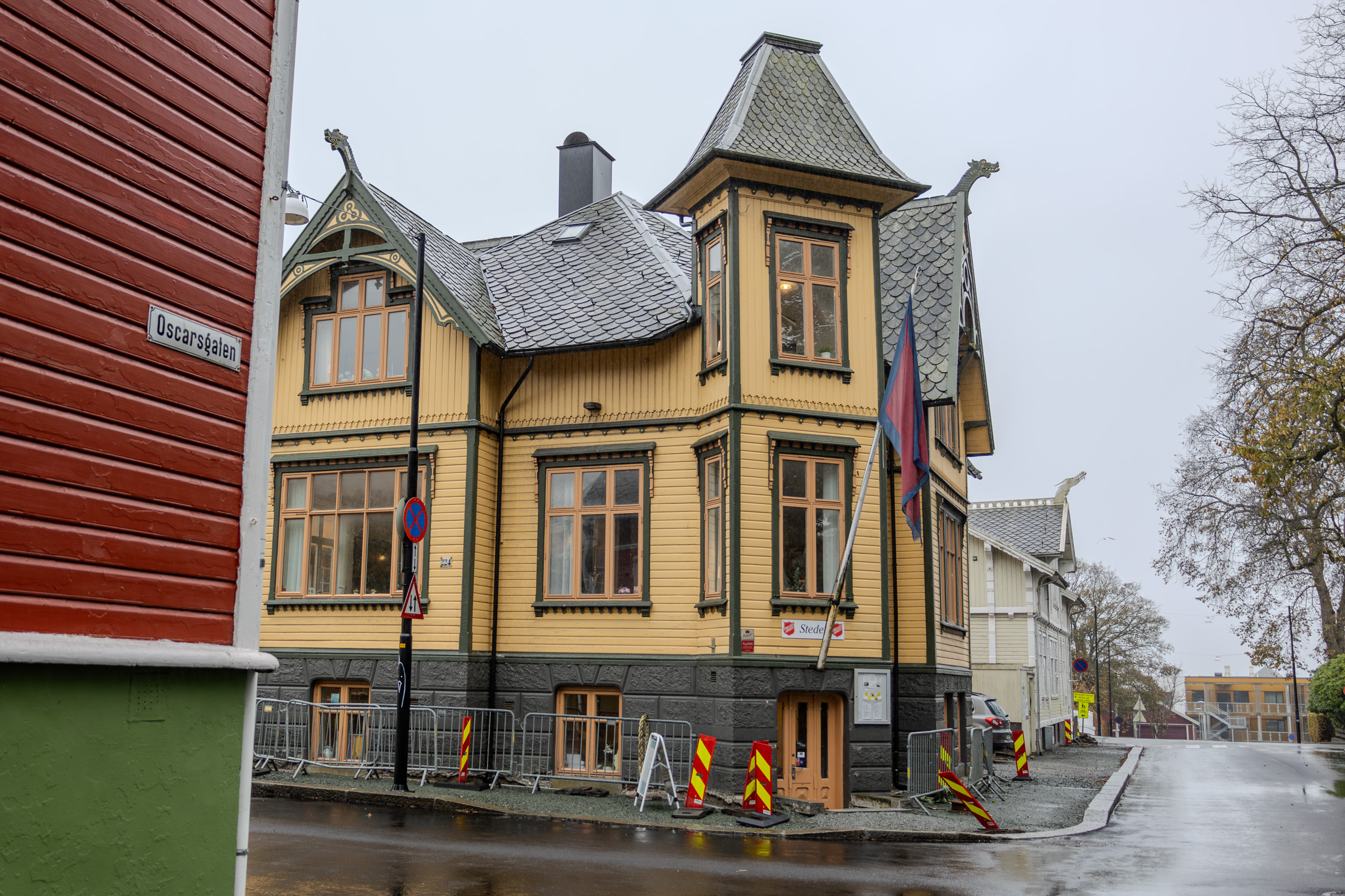 Gul gammel trevilla, mer som et kråkeslott, fra slutten av 1800-tallet.